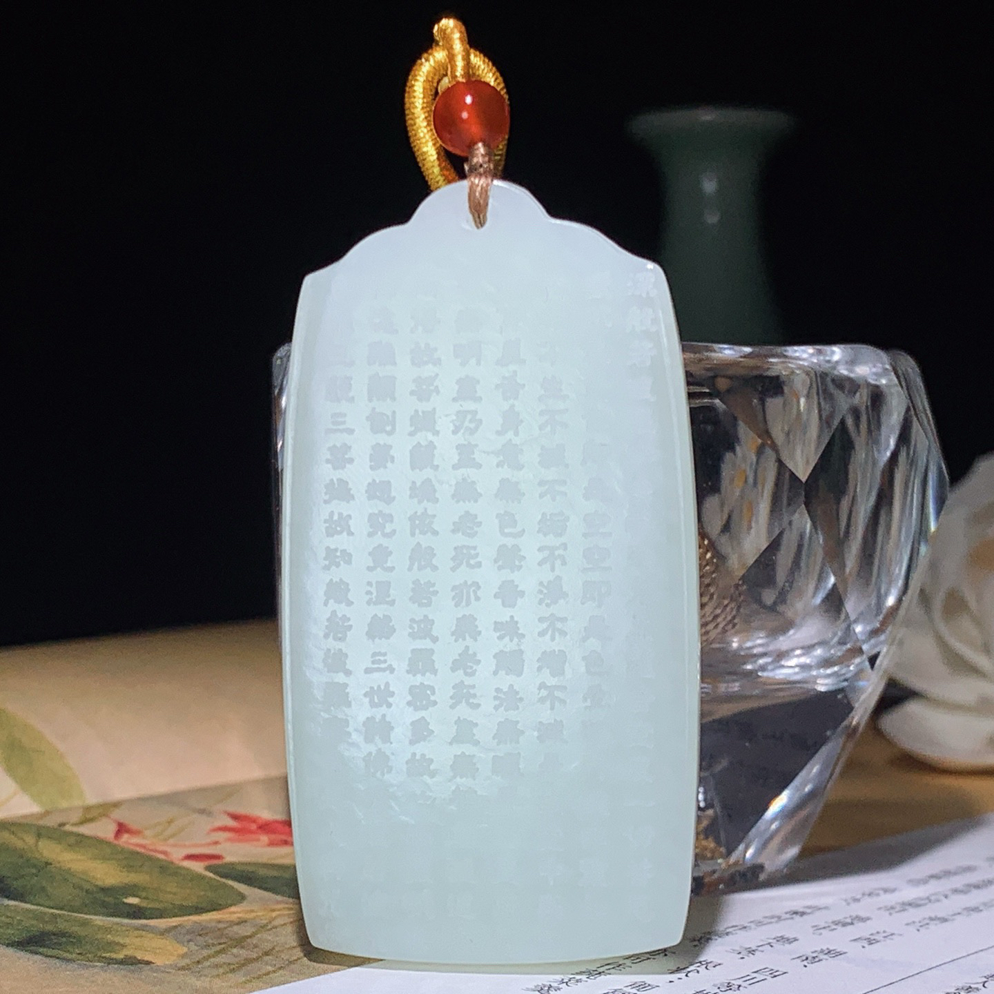 和田玉白玉心经牌子挂件。尺寸61/32/8重44克。白度一级。玉质细腻油润 底色纯净 脂粉好，品质好