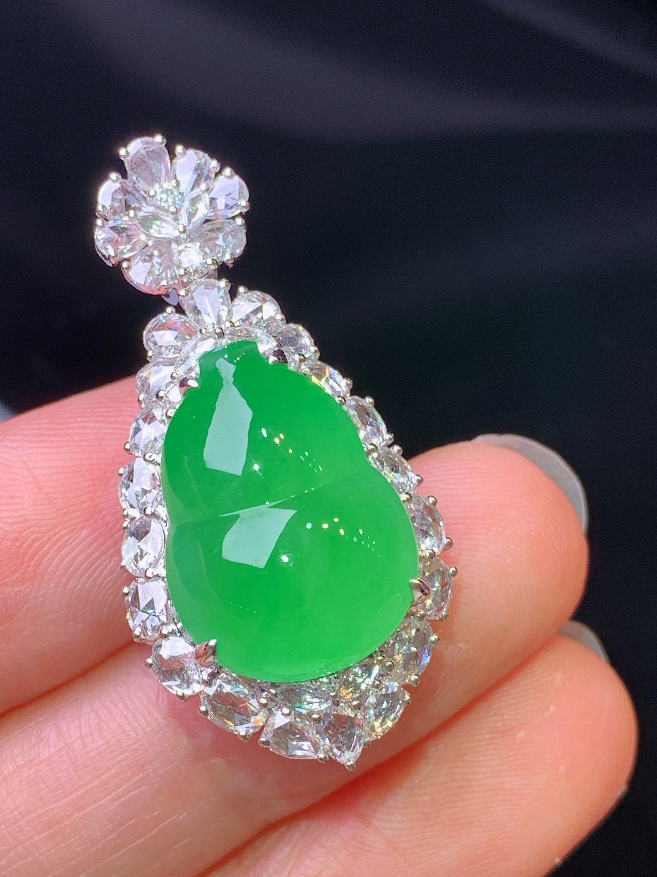 18k金钻镶嵌满绿葫芦吊坠 玉质细腻 色泽艳丽清新 水润亮眼 整体尺寸34.5*17.2*13c4