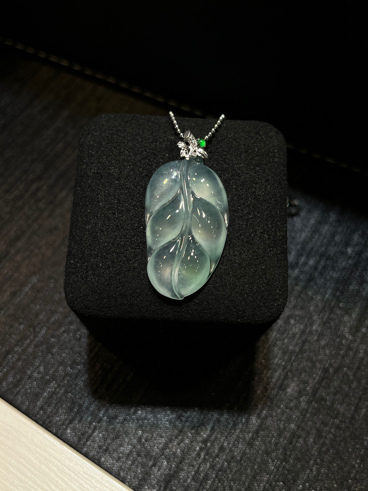 高冰带底色树叶
干净柔和，水润通透，自带淡淡绿晴
叶片饱满，料子厚装
裸石镶嵌，尽显翡翠原生质感～