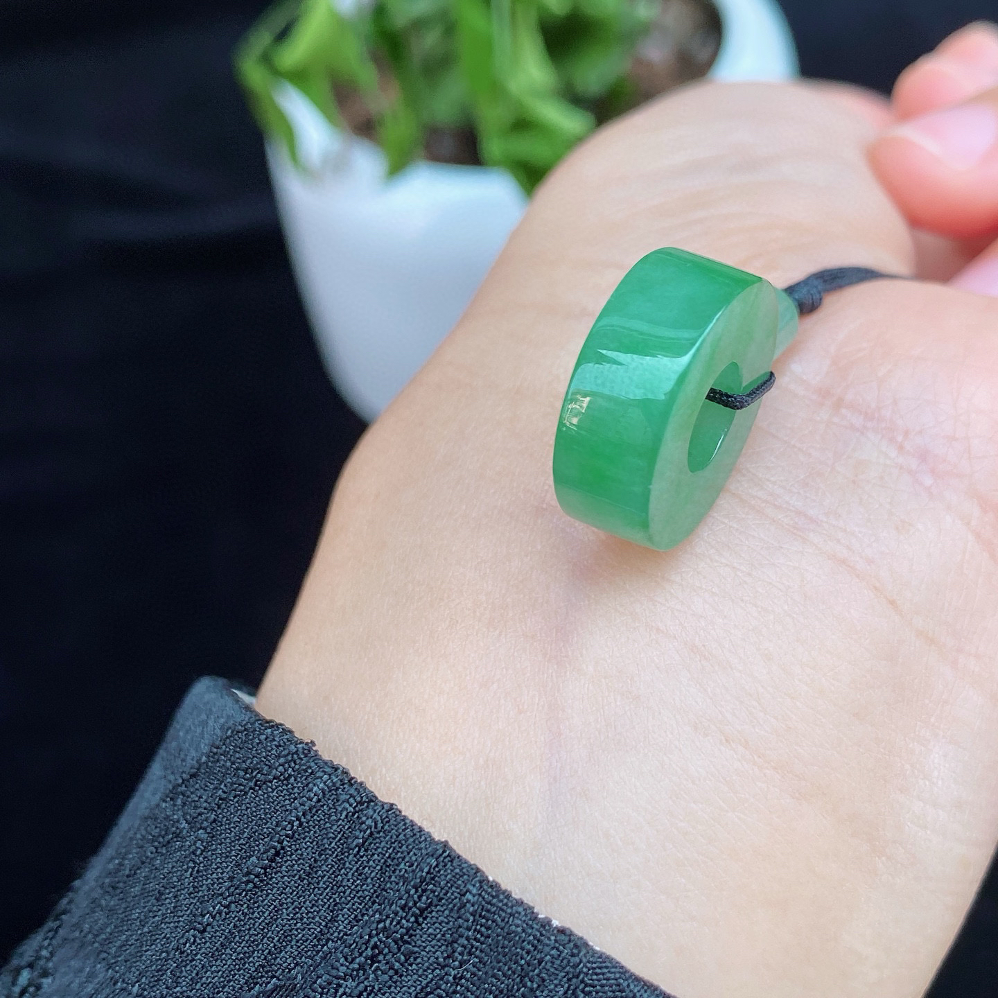 阳绿路路通 
底子干净细腻，种色兼备
诸事通顺、路路通
实物更美～