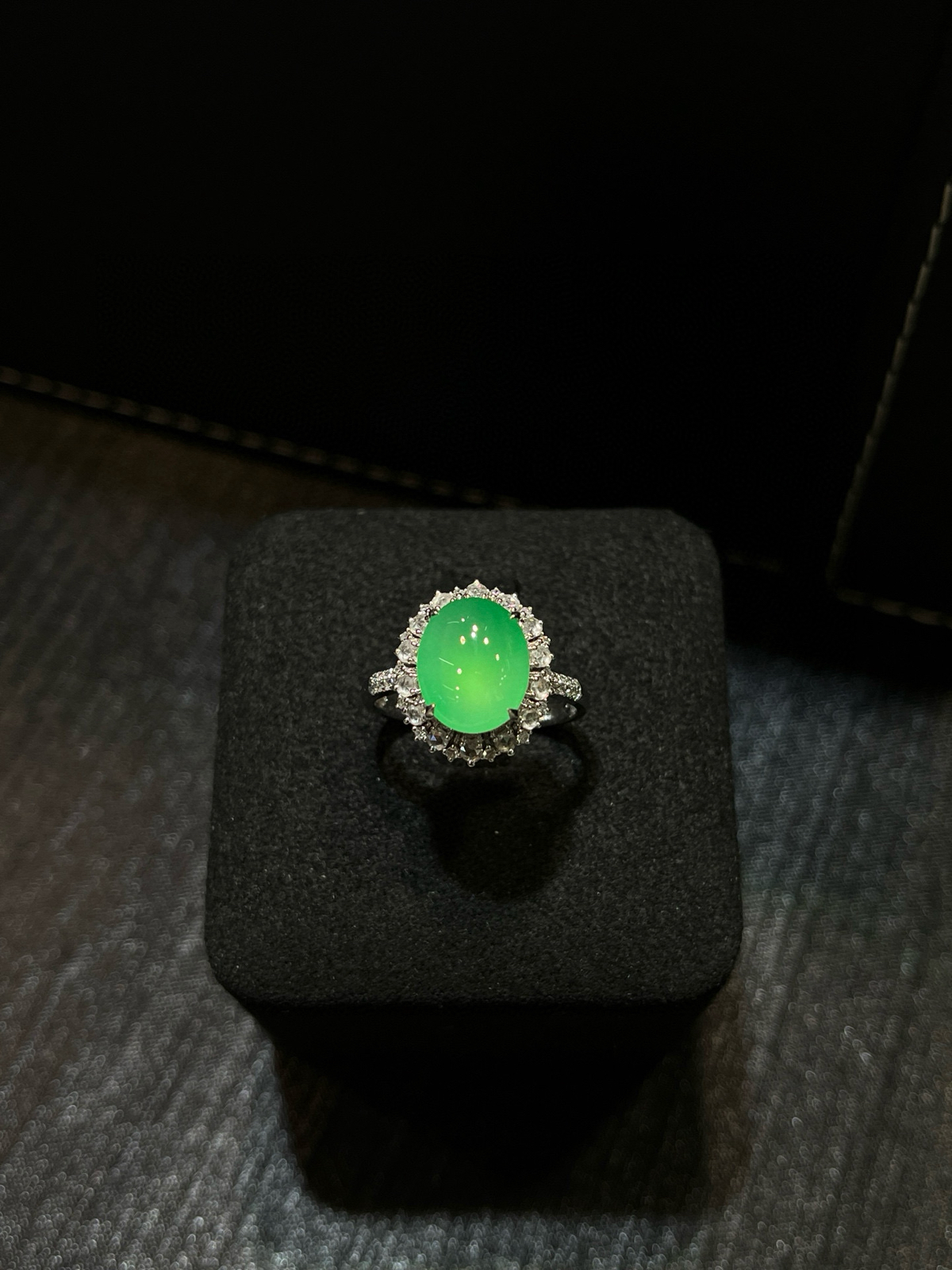 苹果绿蛋面戒指，春天的颜色被我戴手上了
种老色鲜，一抹苹果绿，超显白。
圆润蛋面，谁戴谁好看