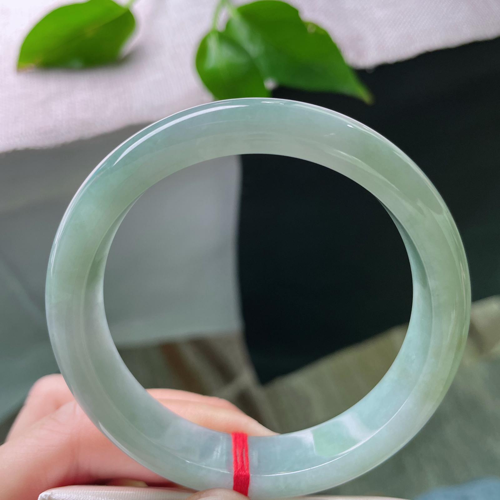 尺寸：57/12.8/7.7，蓝底正圈，水头好，质地莹润细腻，干净，古典婉约..