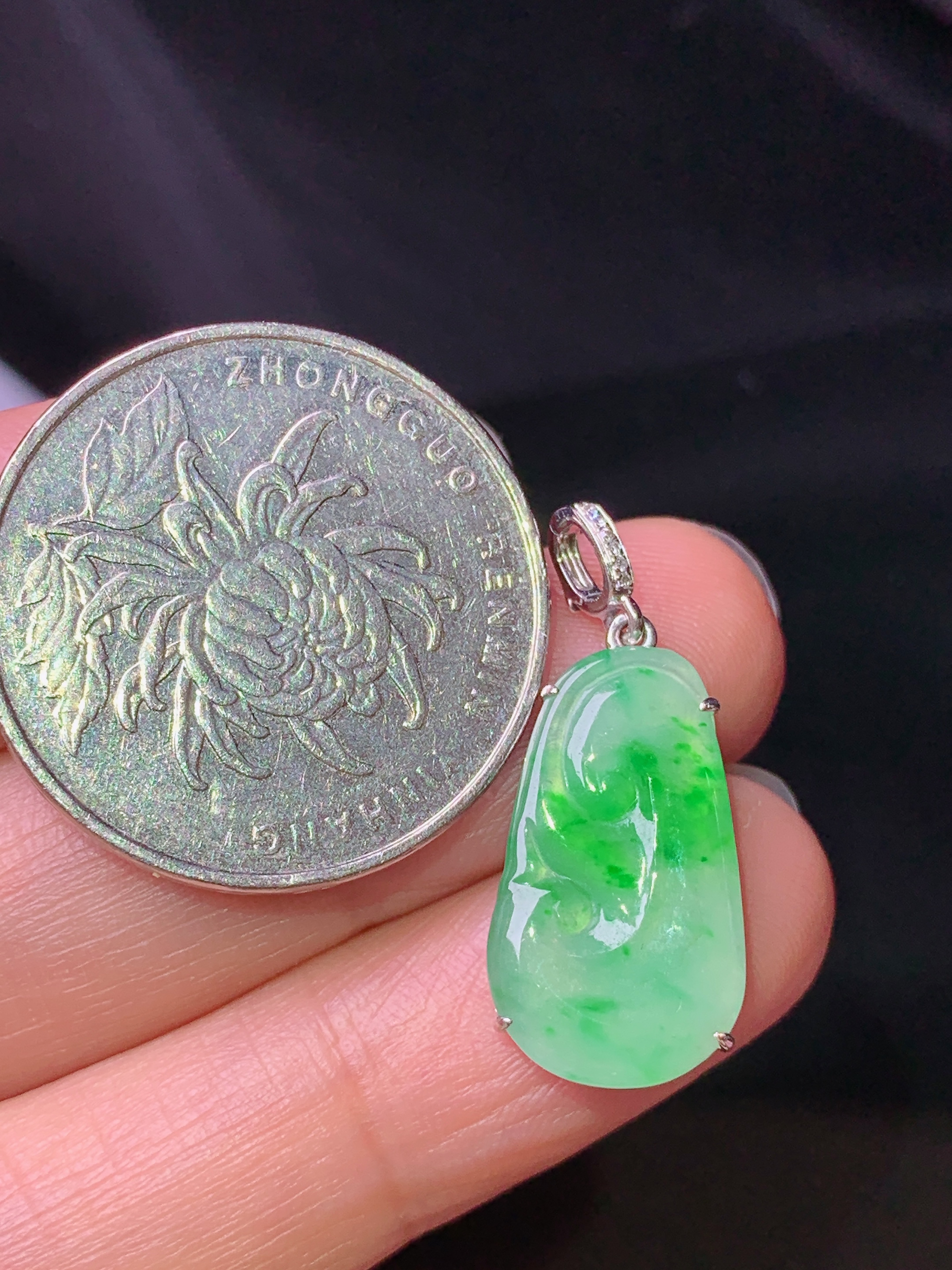 18k金钻镶嵌翠绿如意吊坠 玉质细腻 色泽艳丽清新 水润亮眼 整体尺寸26*11*3.5j2