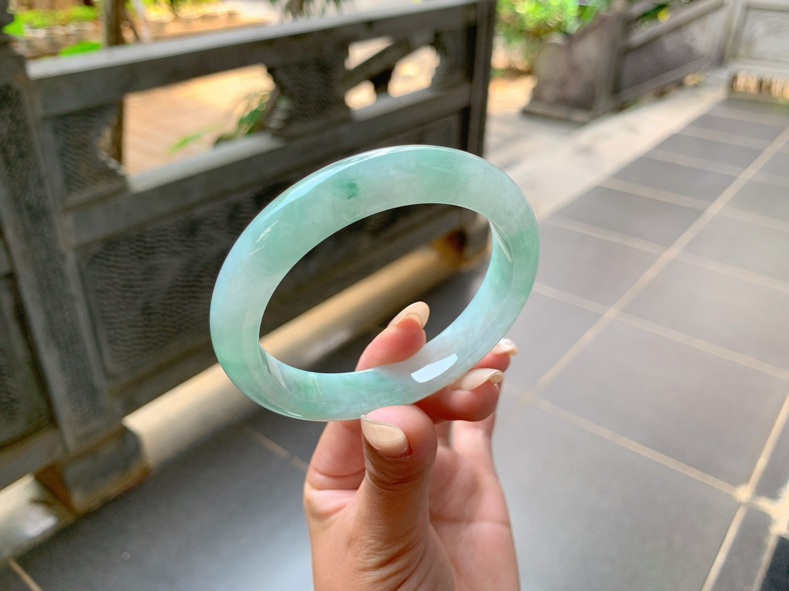 ｜58圈口
冰飘花翡翠手镯，飘绿花，花色散落于整圈，青翠，飘逸灵动，