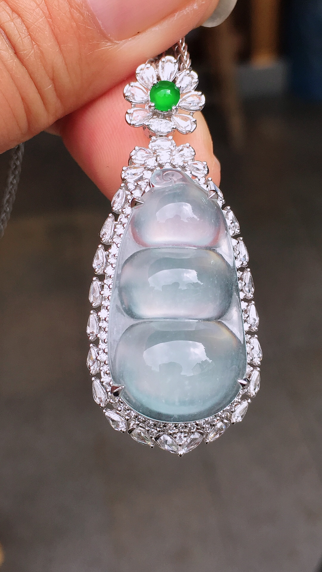 冰种福豆吊坠，玉质细腻，荧光感超
强，饱满圆润，尽显优雅气质，18k
金豪华镶嵌