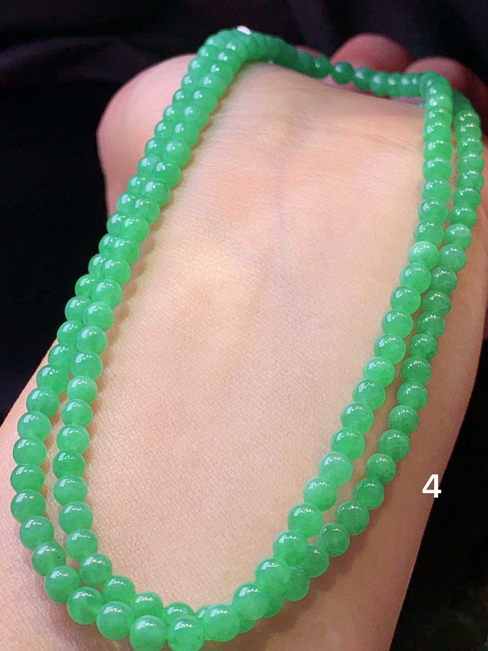翠绿圆珠项链 玉质细腻 色泽艳丽清新 水润亮眼 整体尺寸4z1