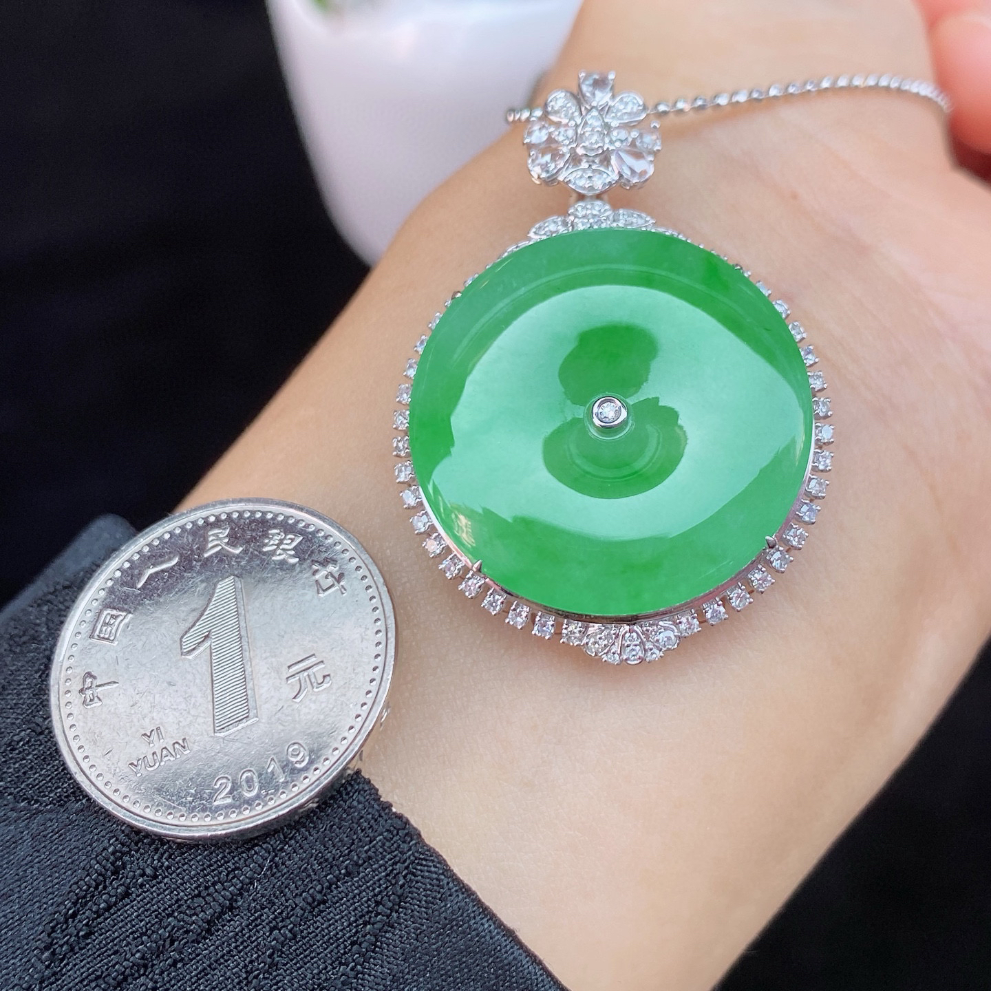 ​​​冰阳绿平安扣吊坠 
色泽浓郁鲜亮，光泽感满满
18k金镶嵌，精致有质感
实物更美～