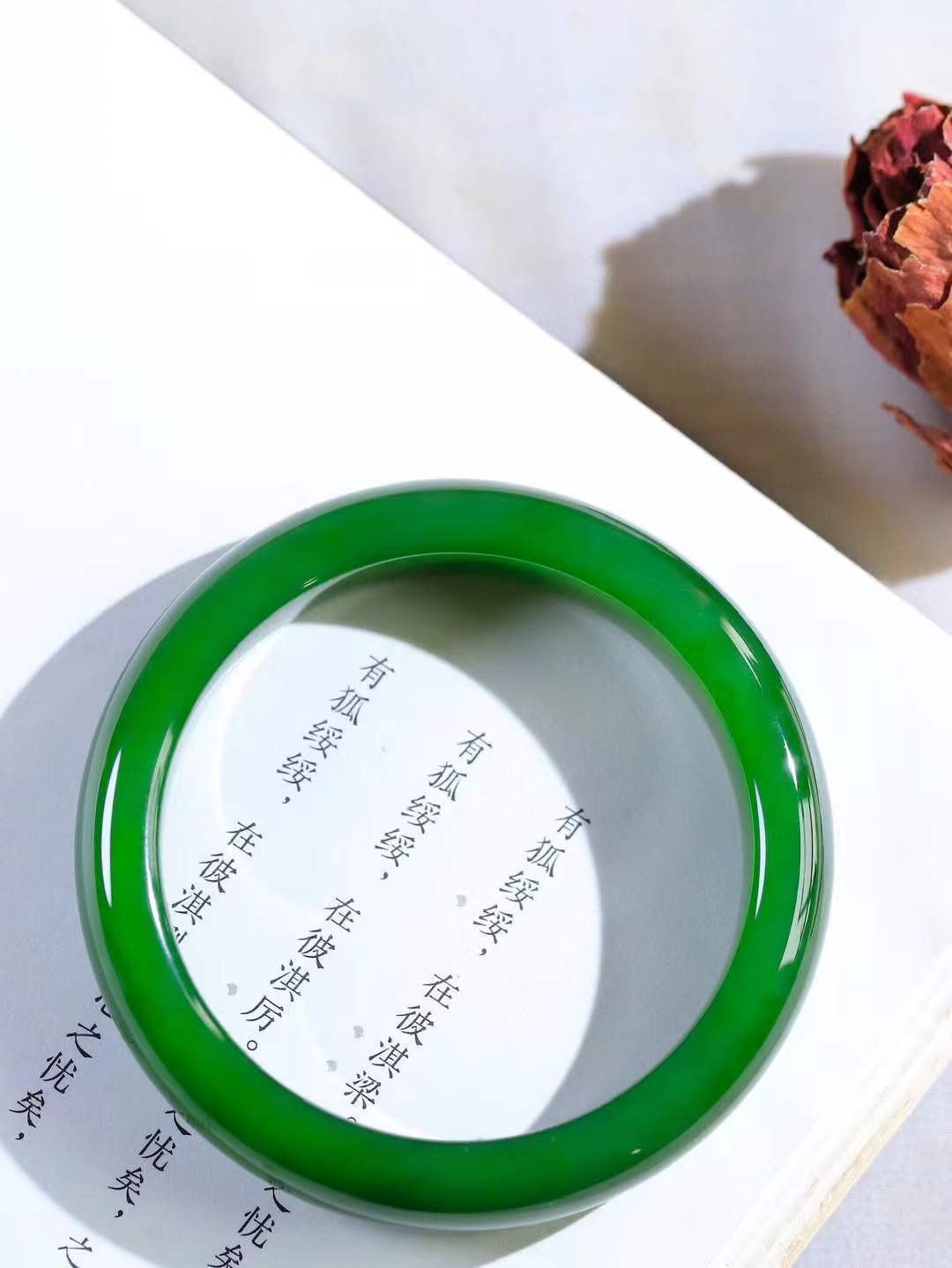 【碧波流转·手镯】

收藏级臻品️和田玉碧玉手镯，玉质细腻温润，手感舒适，️线条流畅，简约大气，美自天成，佩戴于腕间，婉约之美，举手投足间透出那份低调奢华，醉人心扉。
重58克 内径圈口56mm尺寸13-8.5mm  FDA-13352408