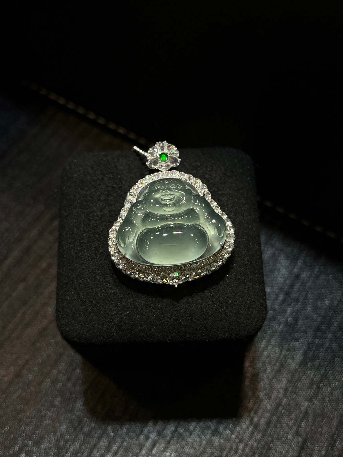 高冰晴绿水，清润如泉
一抹淡绿，自带温柔仙气，佛公笑意盈盈，静心又纳福，戴在颈间，清雅耐看，越戴越有