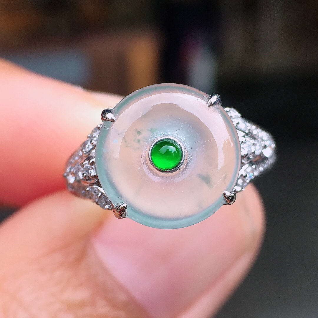 玻璃种平安扣戒指，玉质细腻，荧光感超
强，饱满圆润，尽显优雅气质，18k
金豪华镶嵌