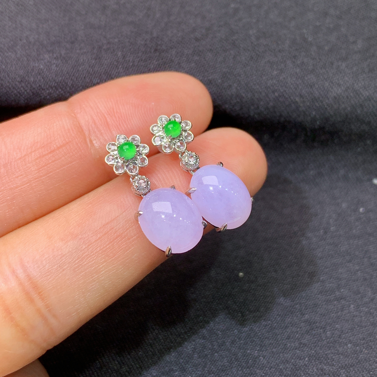 紫罗兰蛋面耳钉，18k金镶嵌，温润细腻，颜色鲜艳，zha 尺寸9*7.5*3.3