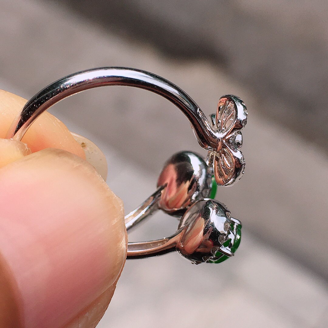 阳绿二合一戒指，色泽均匀艳丽，玉质细腻，荧光感超
强，饱满圆润，尽显优雅气质，18k
金豪华镶嵌