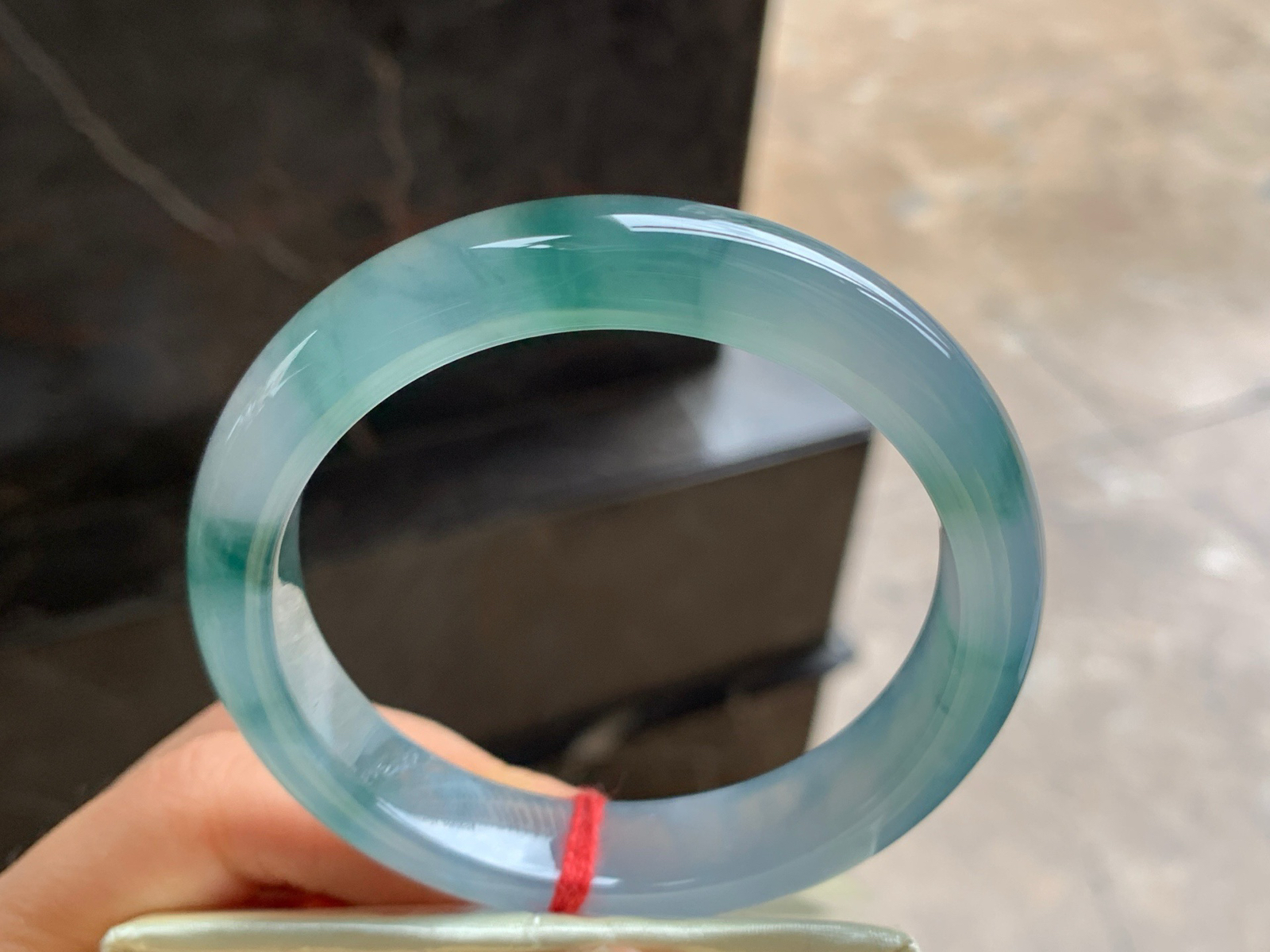 57-12.4-8.3

冰蓝花手镯^_^冰透 飘花灵韵