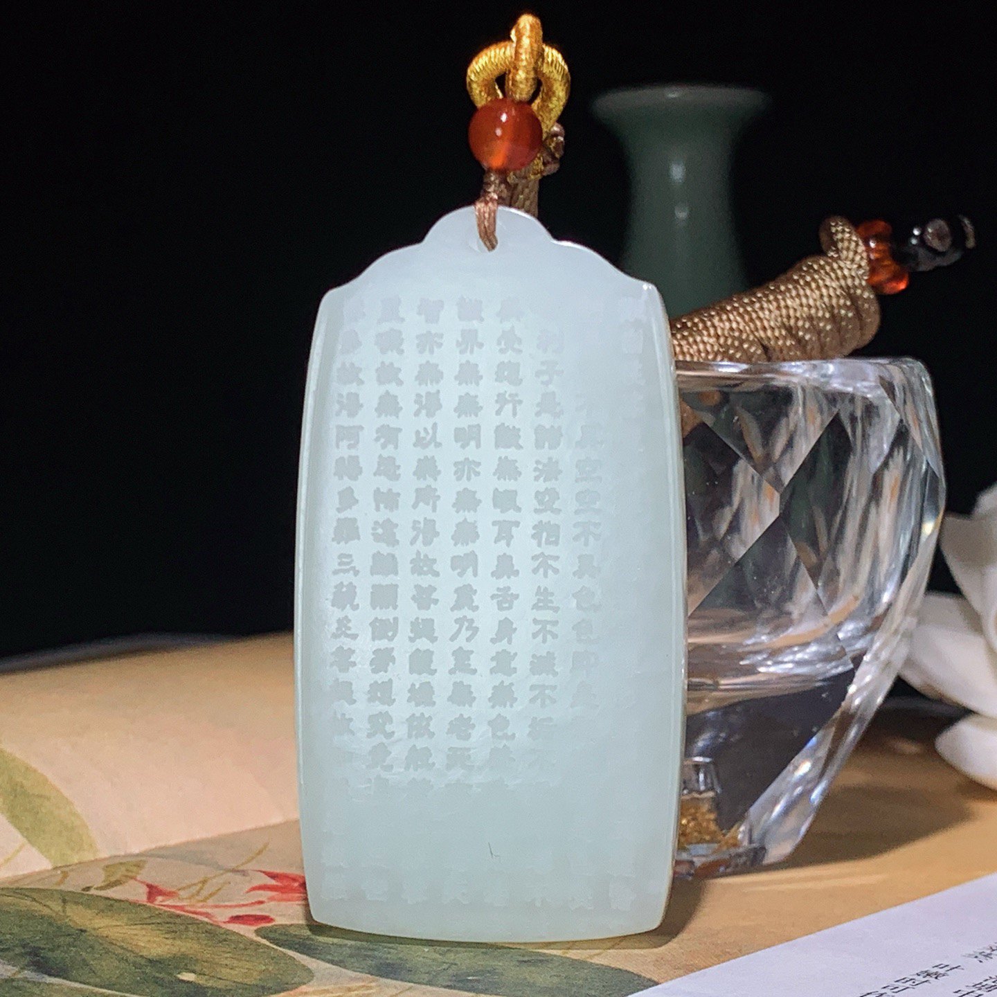 和田玉白玉心经牌子挂件。尺寸61/32/8重44克。白度一级。玉质细腻油润 底色纯净 脂粉好，品质好。lt260323