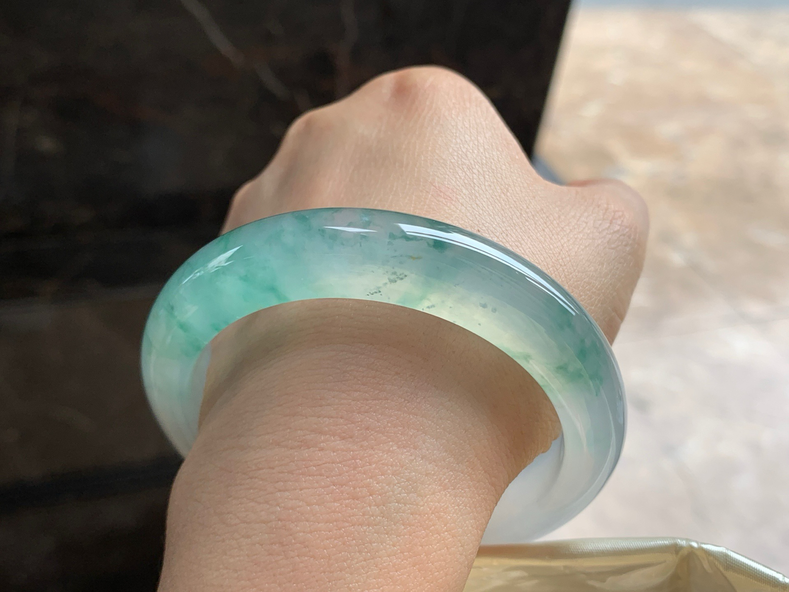 57.5-12.4-7.2

冰种飘花手镯^_^冰透