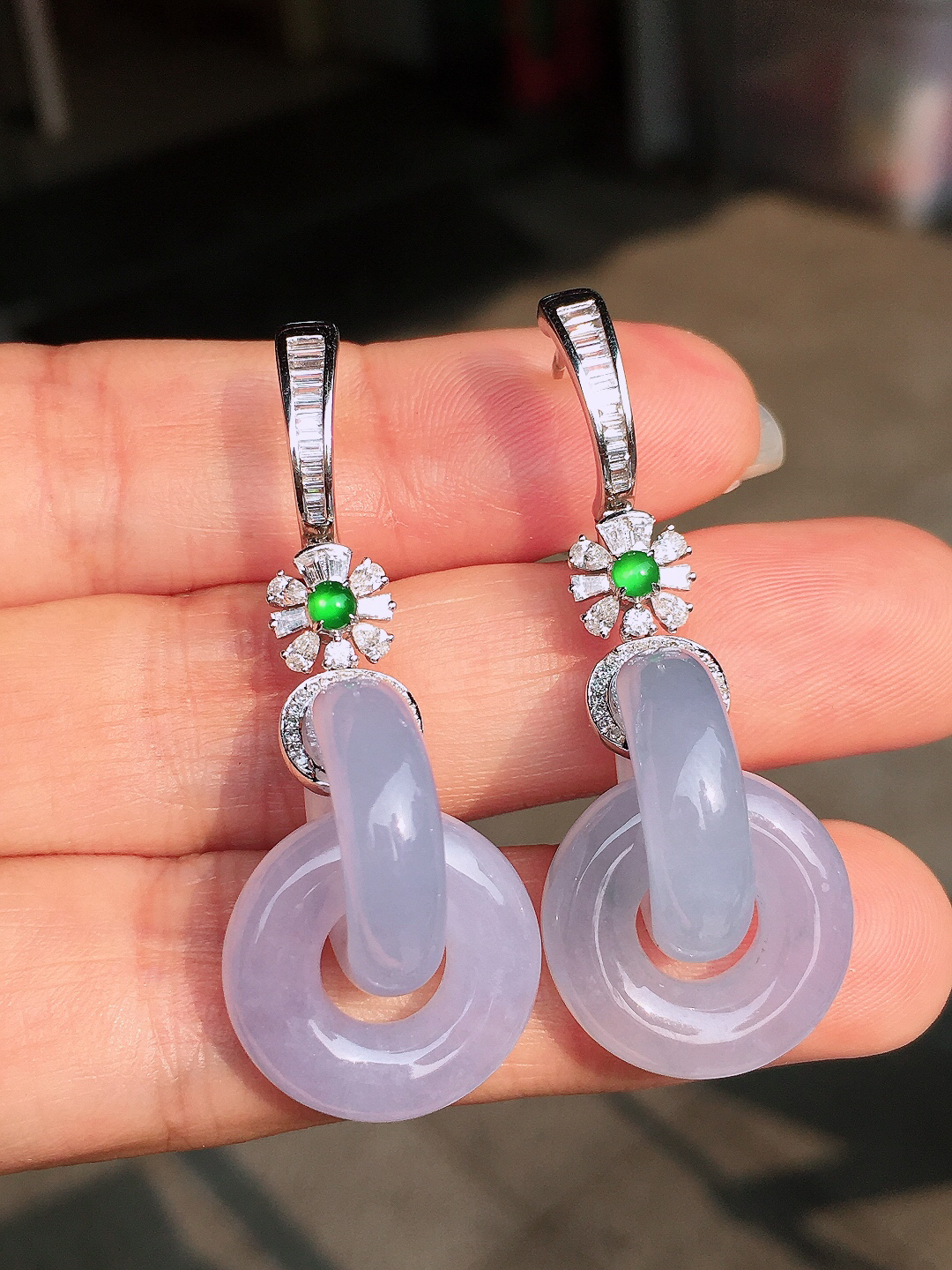 紫罗兰【环环相扣】耳坠，色泽均匀艳丽，玉质细腻，荧光感超
强，饱满圆润，尽显优雅气质，18k
金豪华