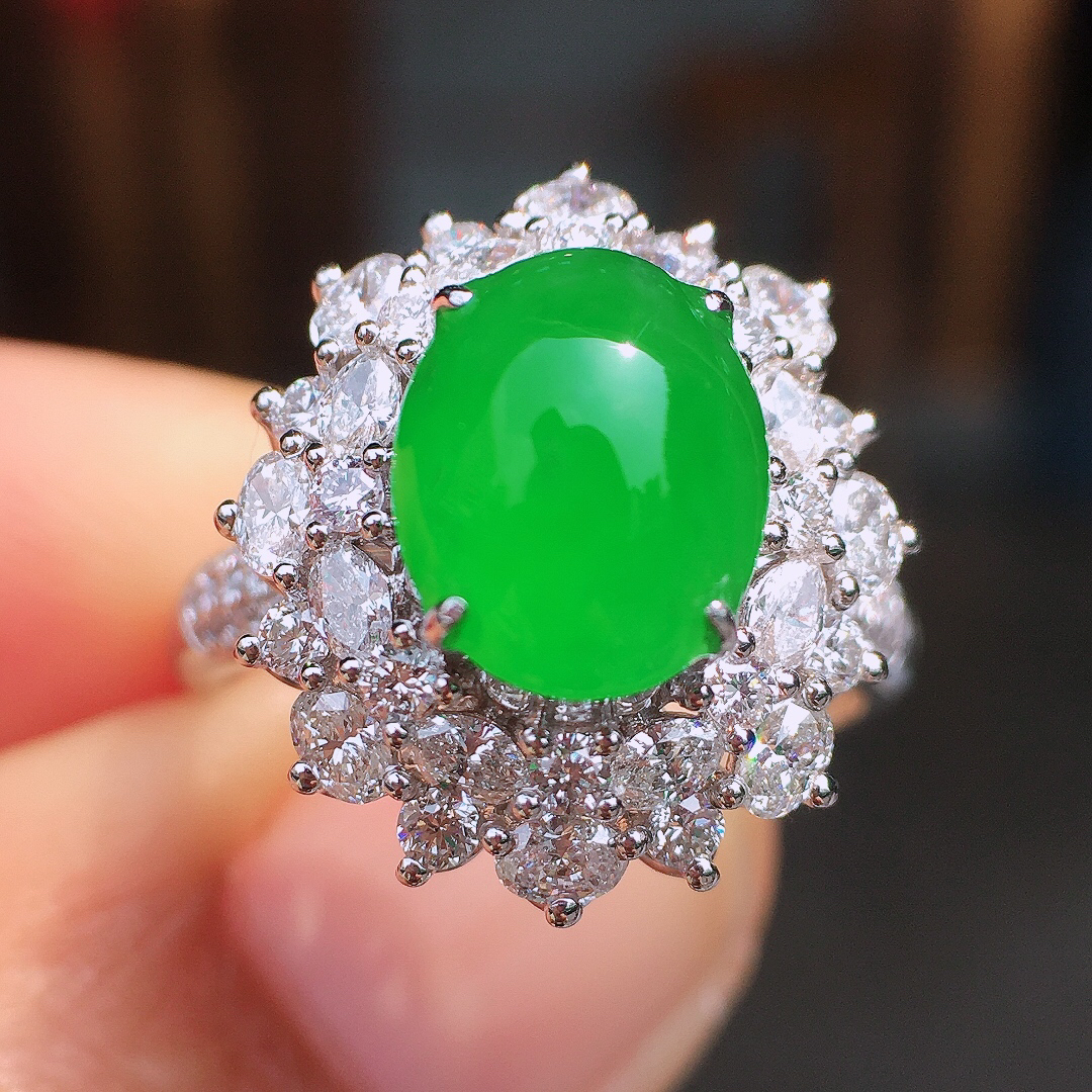 阳绿蛋面戒指，色泽均匀艳丽，玉质细腻，荧光感超
强，饱满圆润，尽显优雅气质，18k
金豪华镶嵌