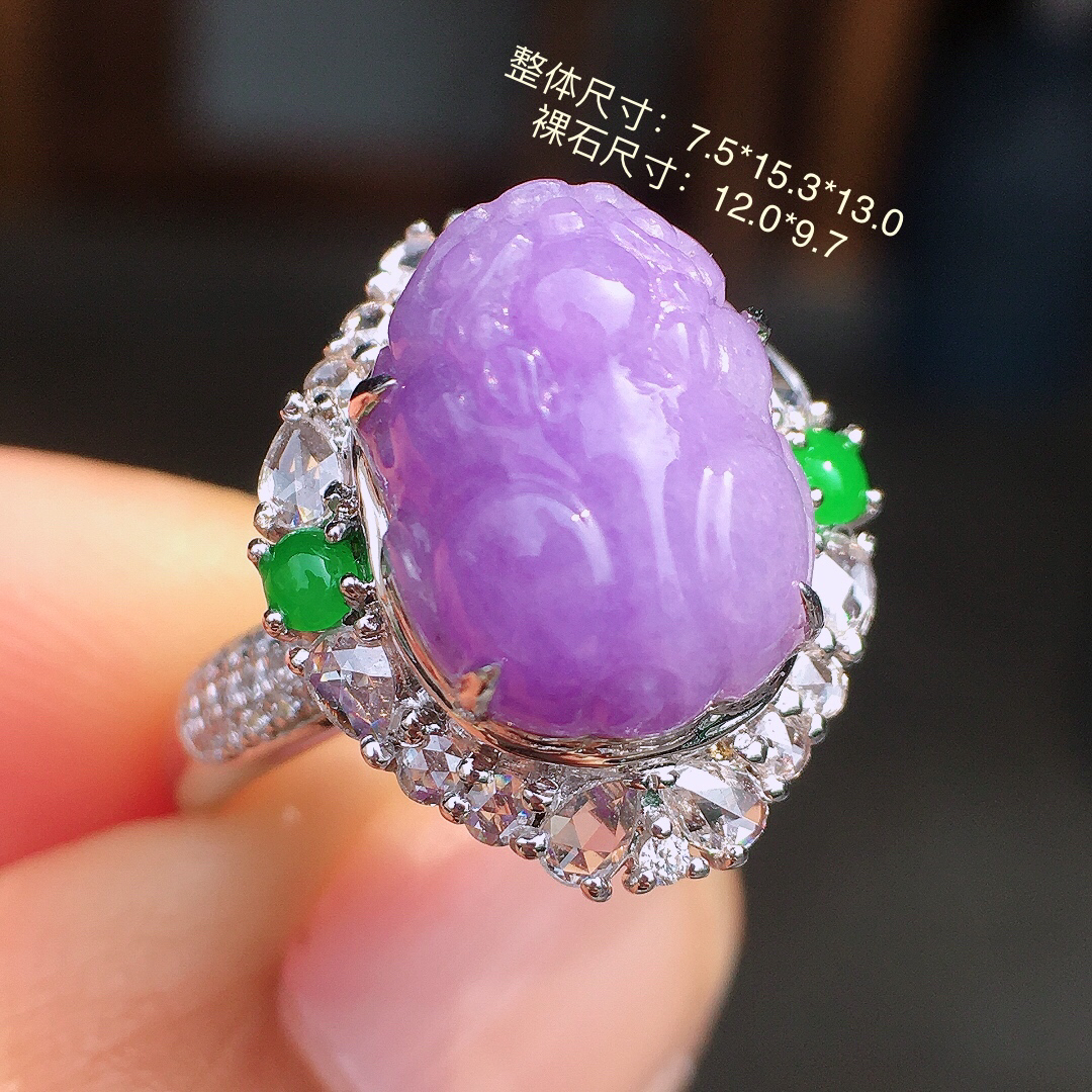 紫罗兰貔貅戒指，色泽均匀艳丽，玉质细腻，荧光感超
强，饱满圆润，尽显优雅气质，18k
金豪华镶嵌