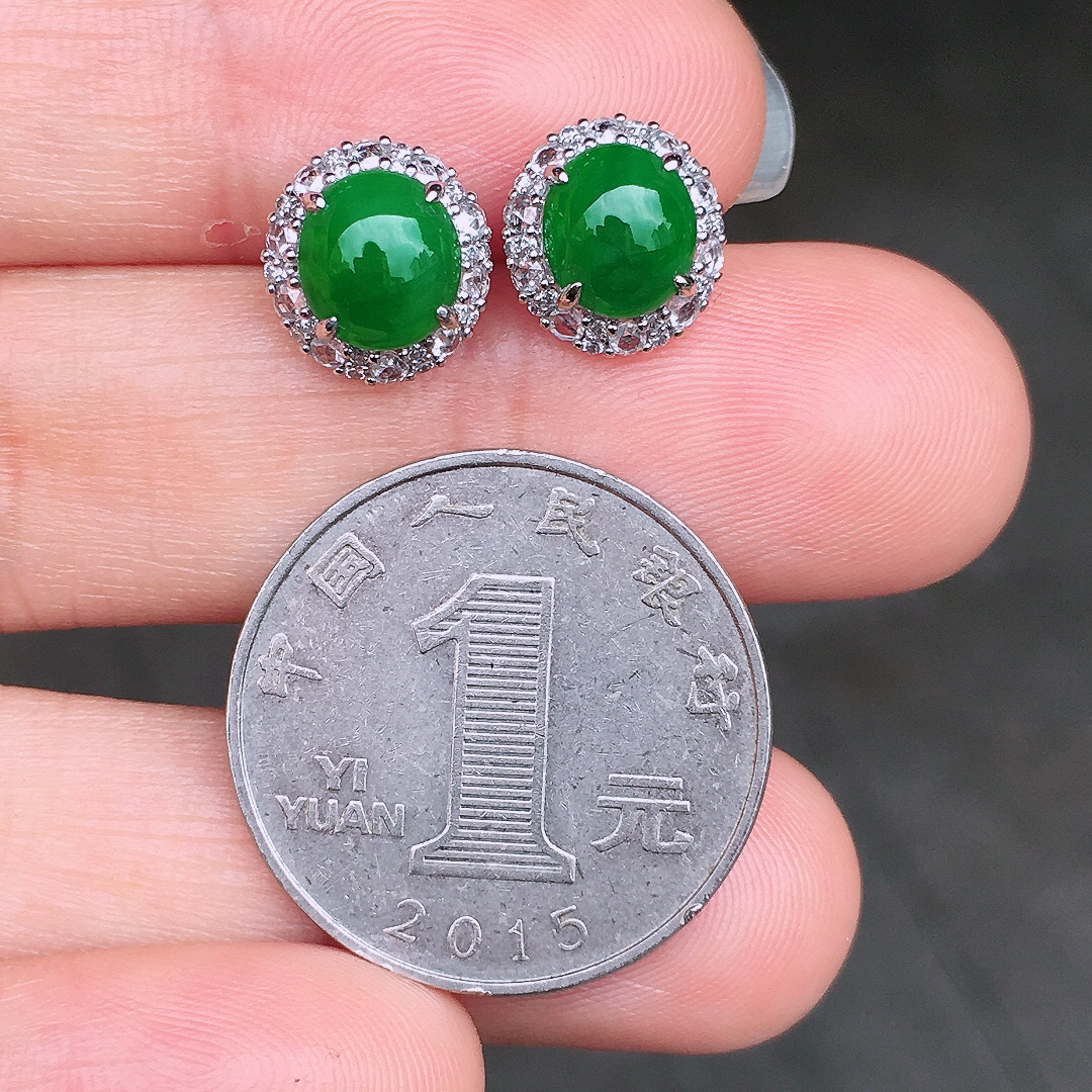 阳绿蛋面耳钉，色泽均匀艳丽，玉质细腻，荧光感超
强，饱满圆润，尽显优雅气质，18k
金豪华镶嵌