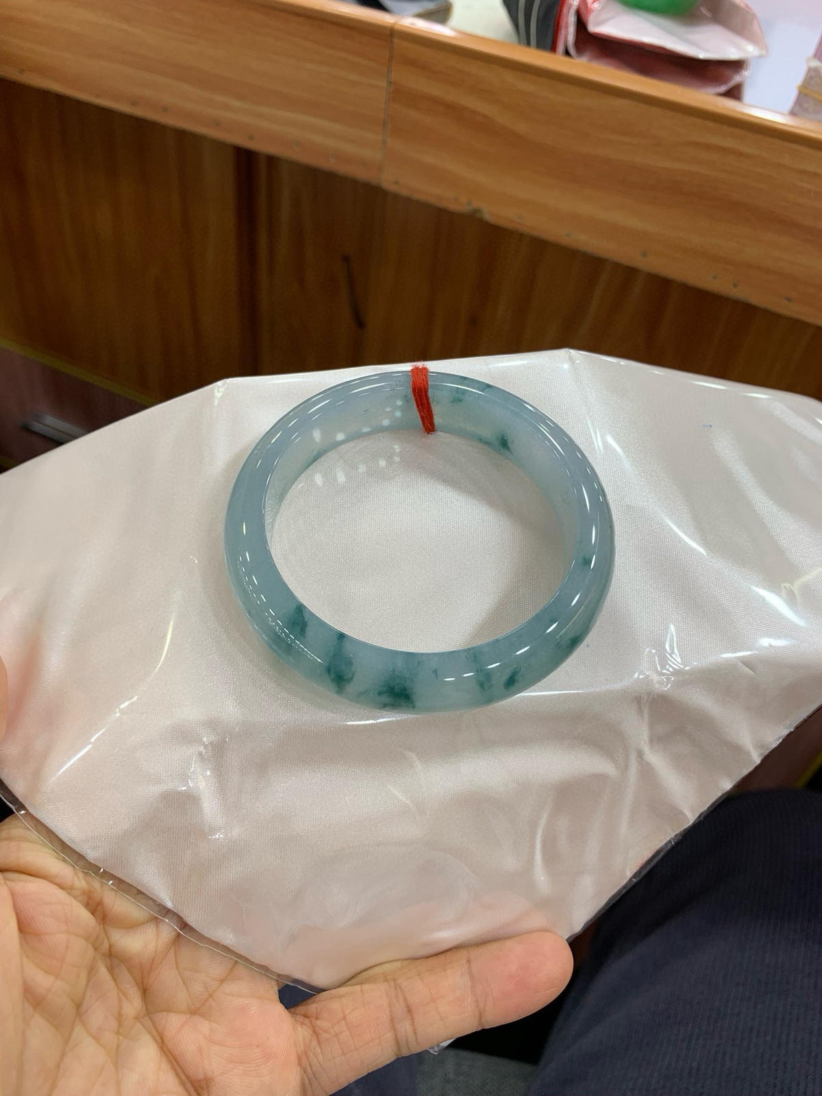 冰飘花正圈
尺寸：56-8-13
完美，底妆冰润，冰底中开出了朵朵蓝花，飘花灵动飘逸，勾勒出一幅唯美诗意的山水意境画，古典优雅又秀气。