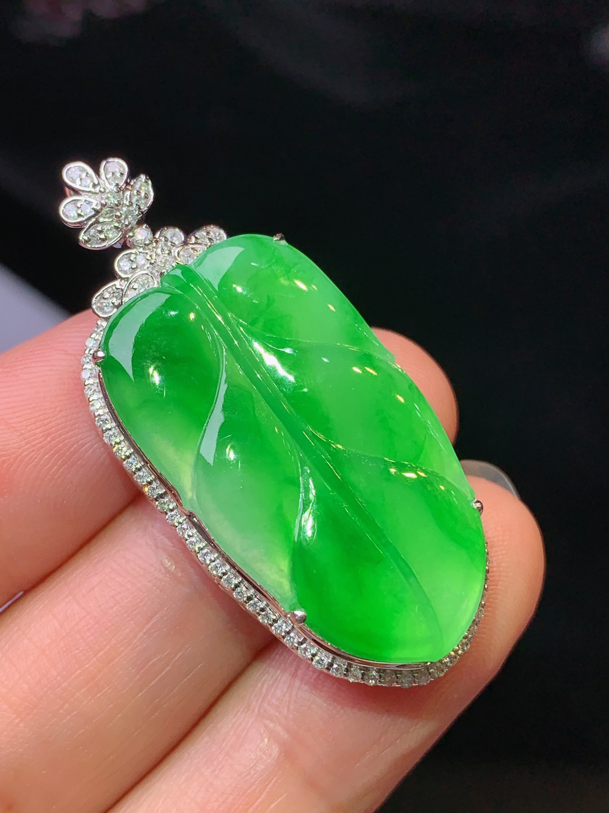 18k金钻镶嵌翠绿树叶吊坠 玉质细腻 色泽清新艳丽 整体尺寸42.2*19.3*7.5