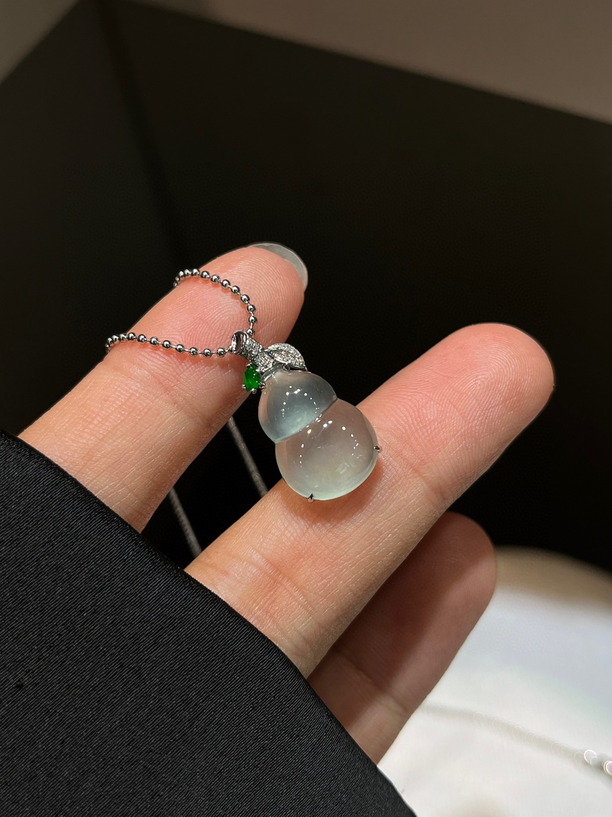 高冰湖水绿｜清透如湖水
-

冰感十足，底色干净温柔
不挑肤色，越戴越显气质
18k金镶嵌