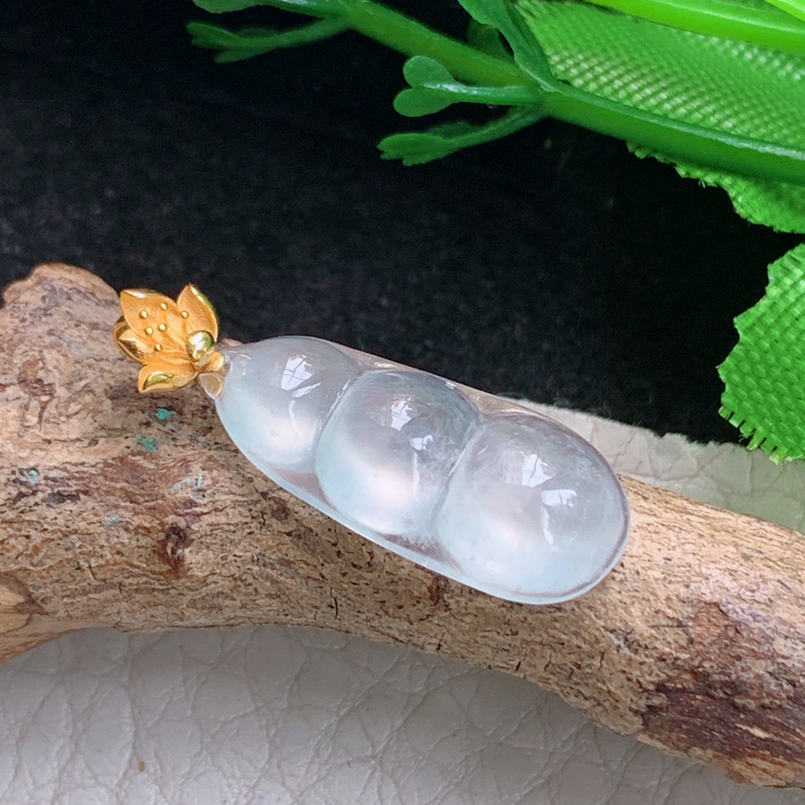 xo实拍25*10*4.8缅甸翡翠a货冰种起光平安豆 翡翠豆荚 状元豆玉挂件 玉坠