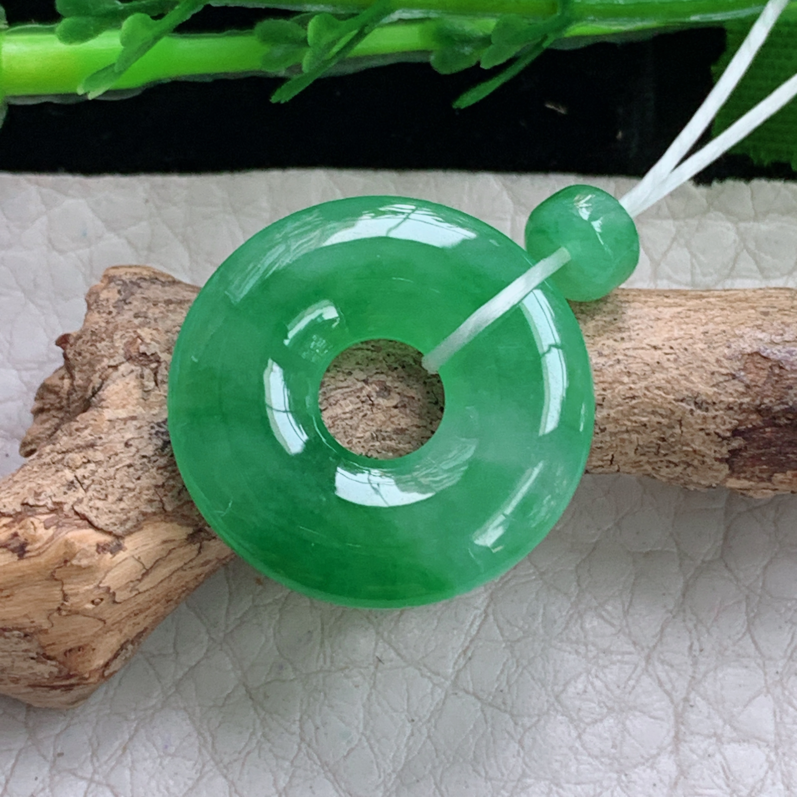 xo实拍22.3*3.7缅甸翡翠a货冰绿饱满甜甜圈 玉扣玉挂件 玉坠