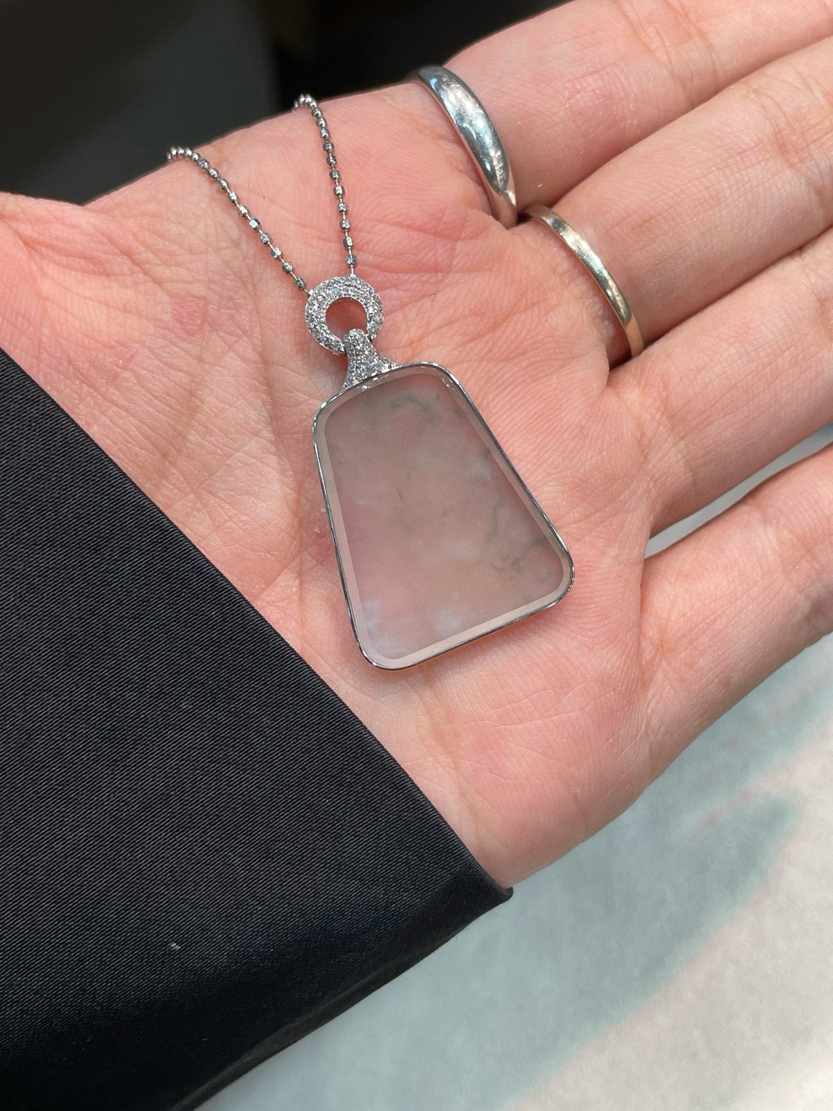 冰种 飘花 简约款 无事牌吊坠

18k金配钻镶嵌