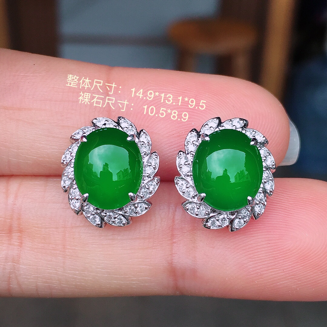 满绿蛋面耳钉，色泽均匀艳丽，玉质细腻，荧光感超
强，饱满圆润，尽显优雅气质，18k
金豪华镶嵌