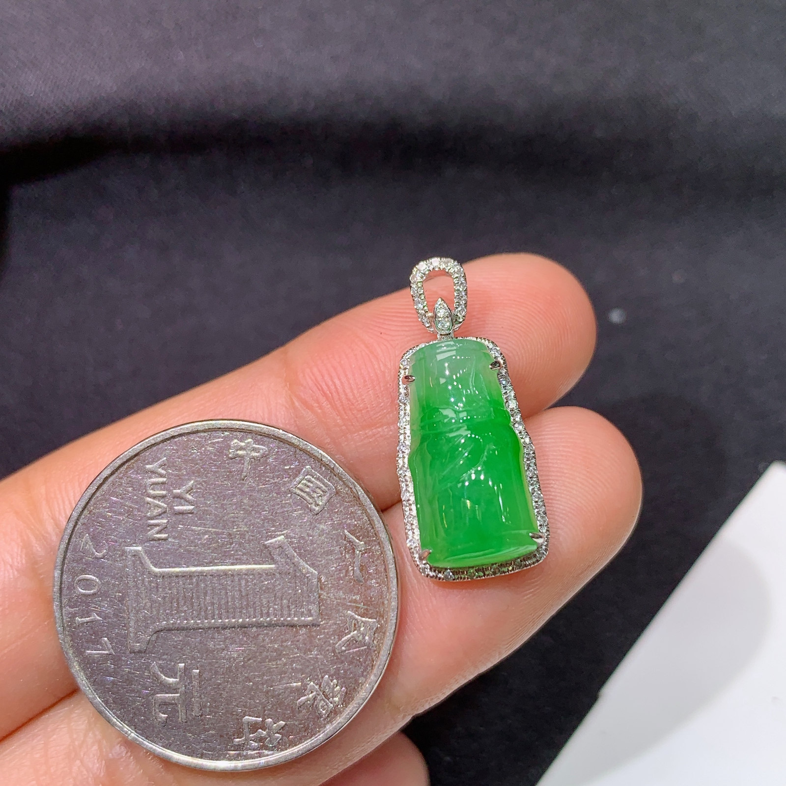 冰阳绿竹节吊坠，18k金镶嵌，冰润色阳，玉质细腻，种水足，Sk 尺寸22.1*9.6*7.9