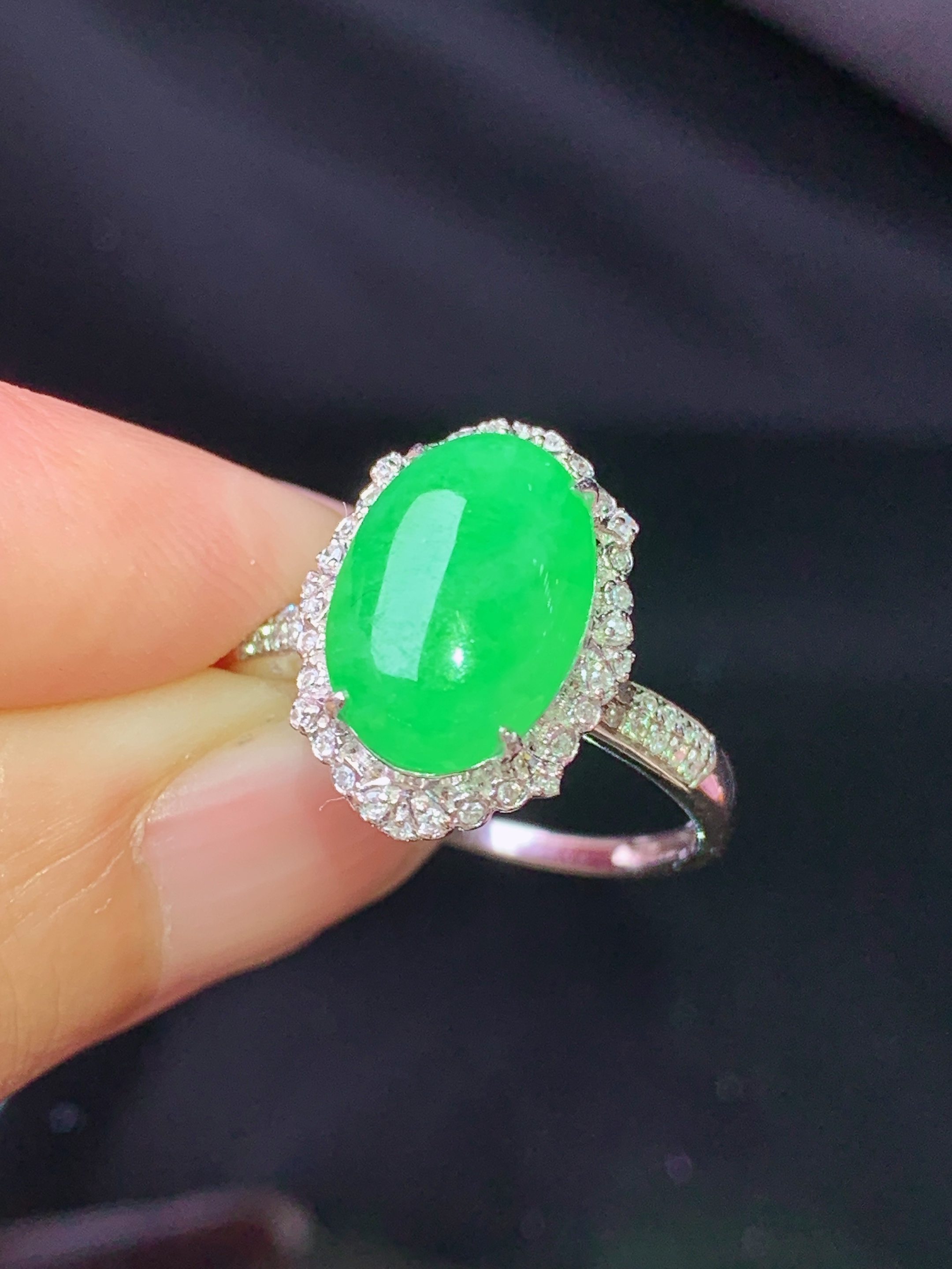 18k金钻镶嵌翠绿蛋面戒指 玉质细腻 色泽艳丽清新 水润亮眼 圈口14.5 整体尺寸15.6*11.5*8.5j2