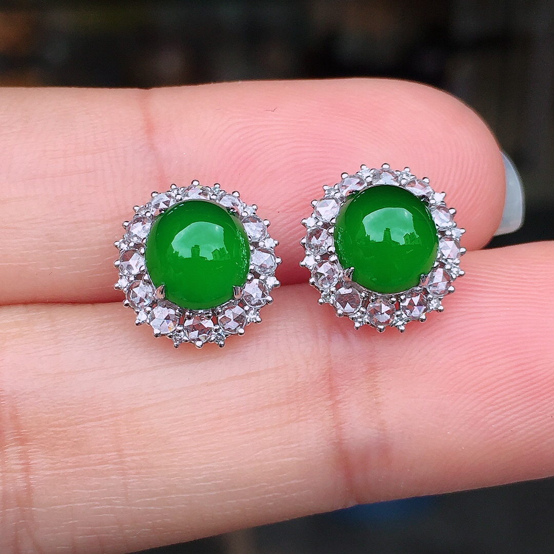 满绿蛋面耳钉，色泽均匀艳丽，玉质细腻，荧光感超
强，饱满圆润，尽显优雅气质，18k
金豪华镶嵌