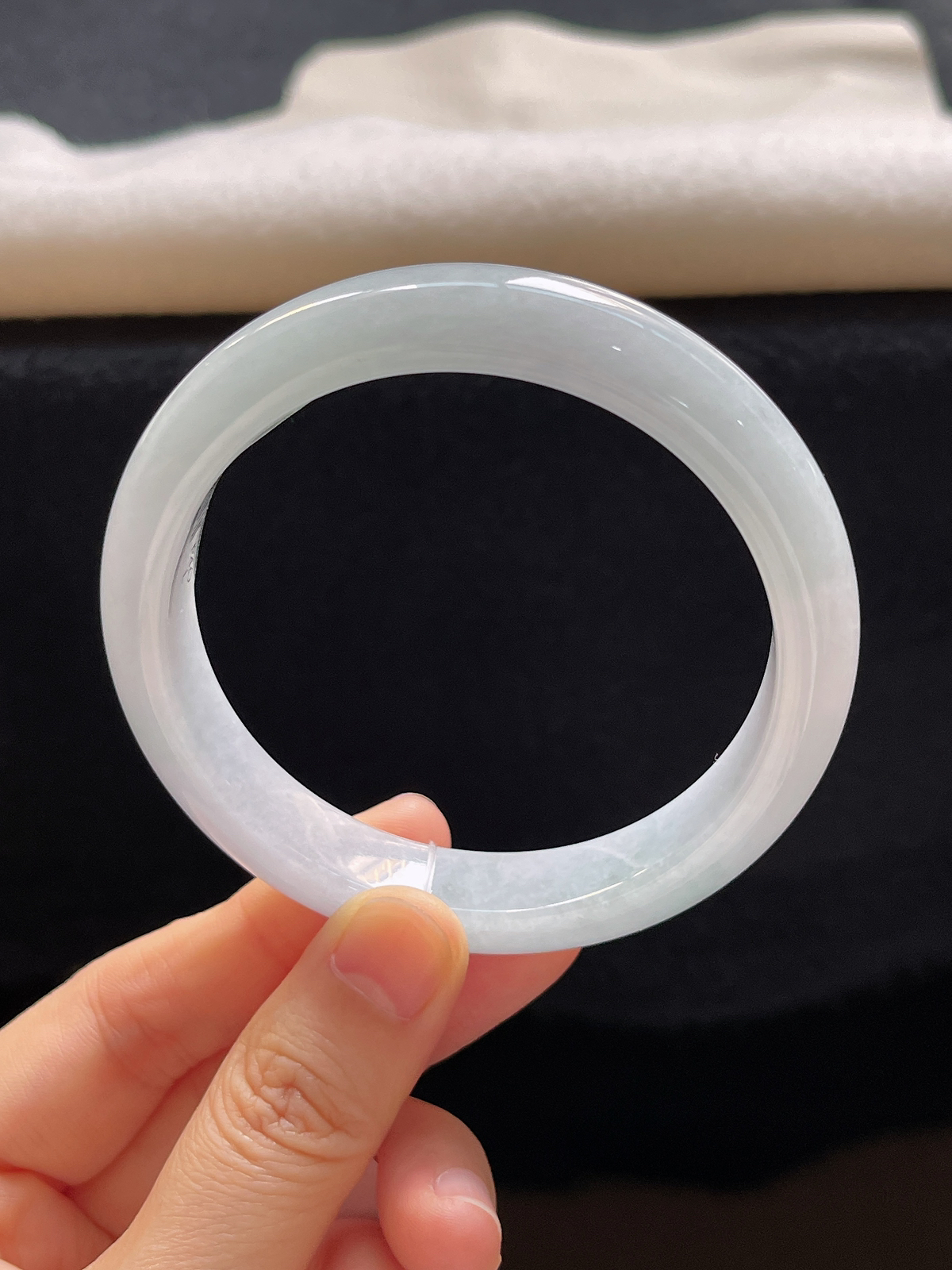 正圈58圈口，翡翠糯化种淡绿色手镯