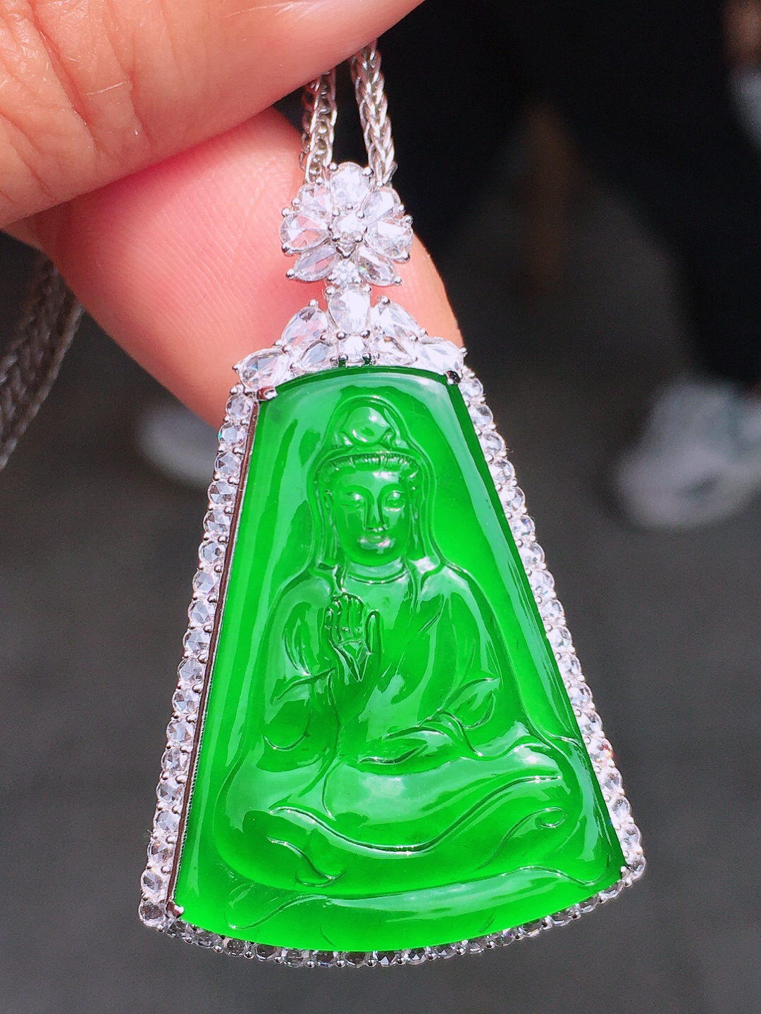 阳绿观音吊坠，色泽均匀艳丽，玉质细腻，荧光感超
强，饱满圆润，尽显优雅气质，18k
金豪华镶嵌