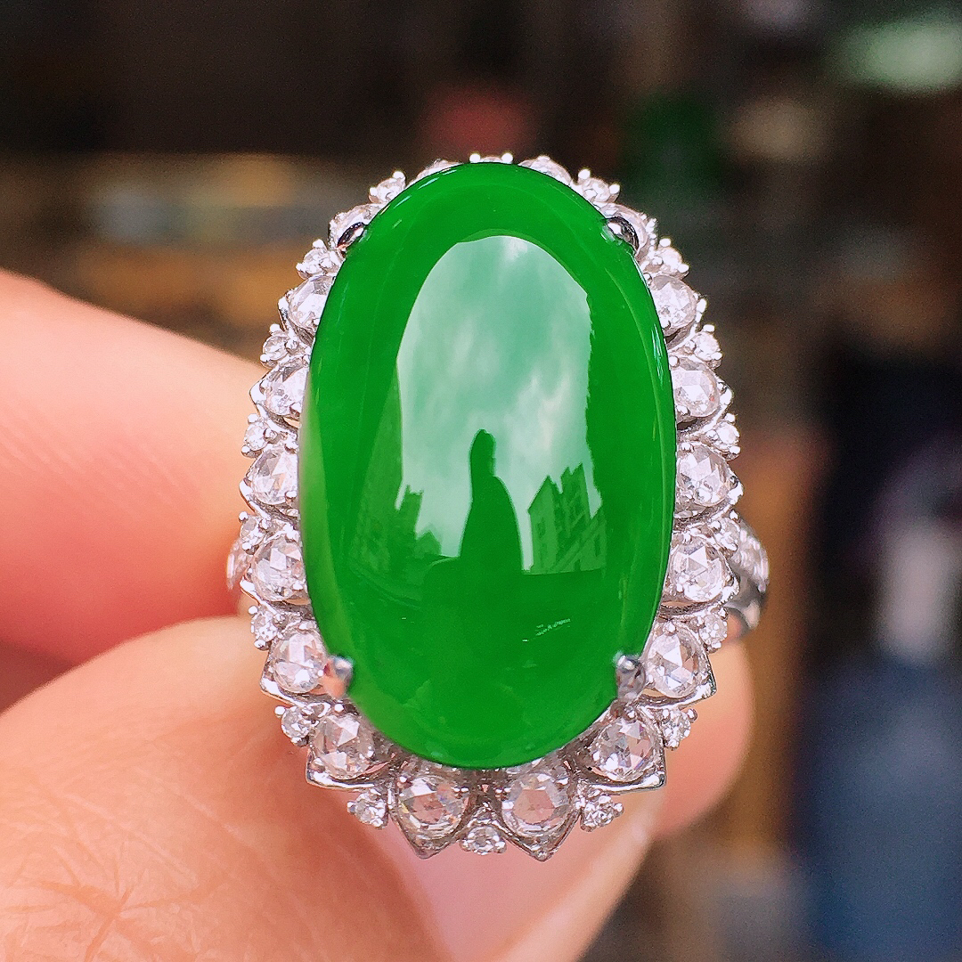 满绿蛋面戒指，色泽均匀艳丽，玉质细腻，荧光感超
强，饱满圆润，尽显优雅气质，18k
金豪华镶嵌