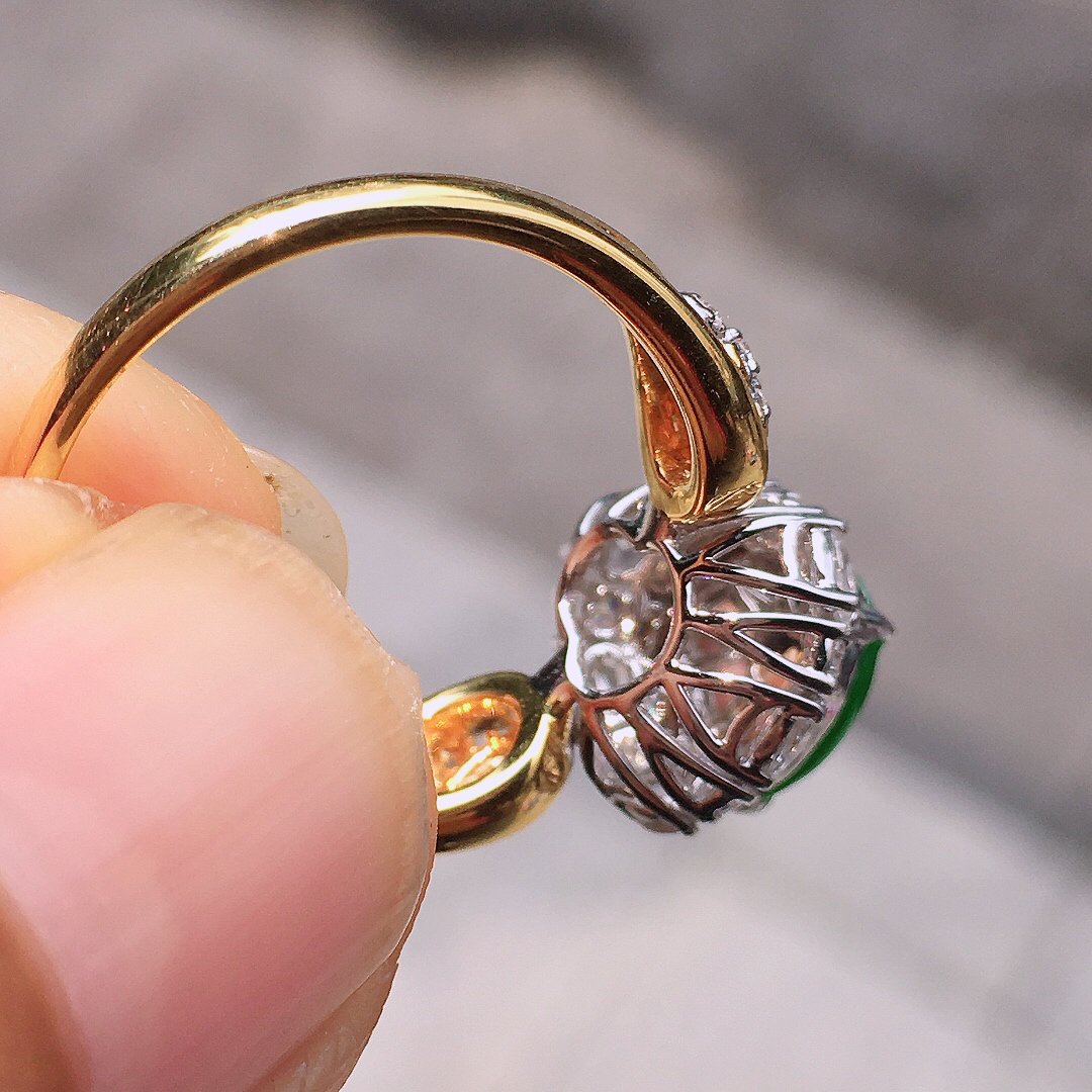 阳绿葫芦戒指，色泽均匀艳丽，玉质细腻，荧光感超
强，饱满圆润，尽显优雅气质，18k
金豪华镶嵌