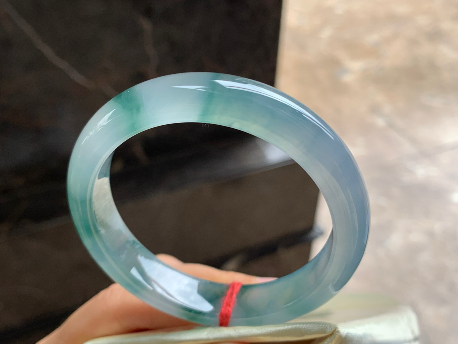 57-12.4-8.3

冰蓝花手镯^_^冰透 飘花灵韵