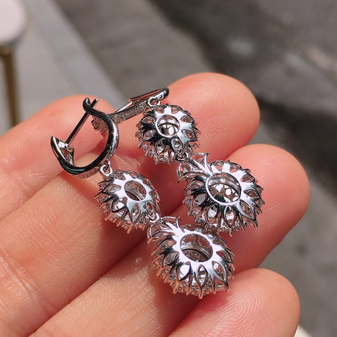 阳绿蛋面耳坠，色泽均匀艳丽，玉质细腻，荧光感超
强，饱满圆润，尽显优雅气质，18k
金豪华镶嵌