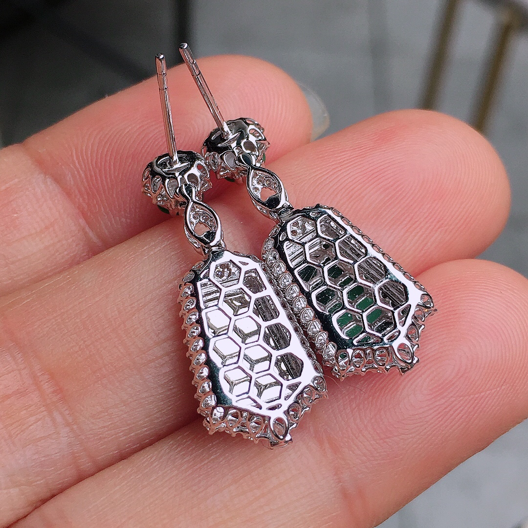 阳绿无事牌耳坠，色泽均匀艳丽，玉质细腻，荧光感超
强，饱满圆润，尽显优雅气质，18k
金豪华镶嵌