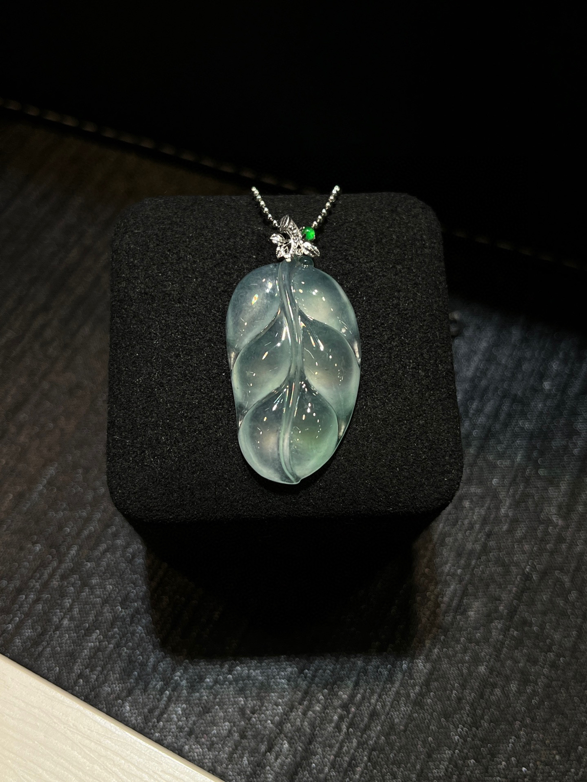 高冰带底色树叶
干净柔和，水润通透，自带淡淡绿晴
叶片饱满，料子厚装
裸石镶嵌，尽显翡翠原生质感～
18k金扣