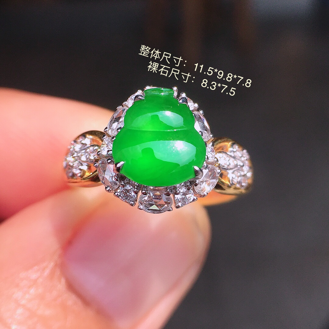 阳绿葫芦戒指，色泽均匀艳丽，玉质细腻，荧光感超
强，饱满圆润，尽显优雅气质，18k
金豪华镶嵌