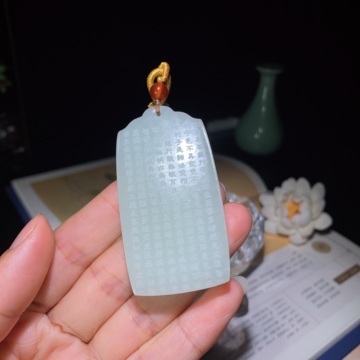 和田玉白玉心经牌子挂件。尺寸61/32/8重44克。白度一级。玉质细腻油润 底色纯净 脂粉好，品质好。lt260323