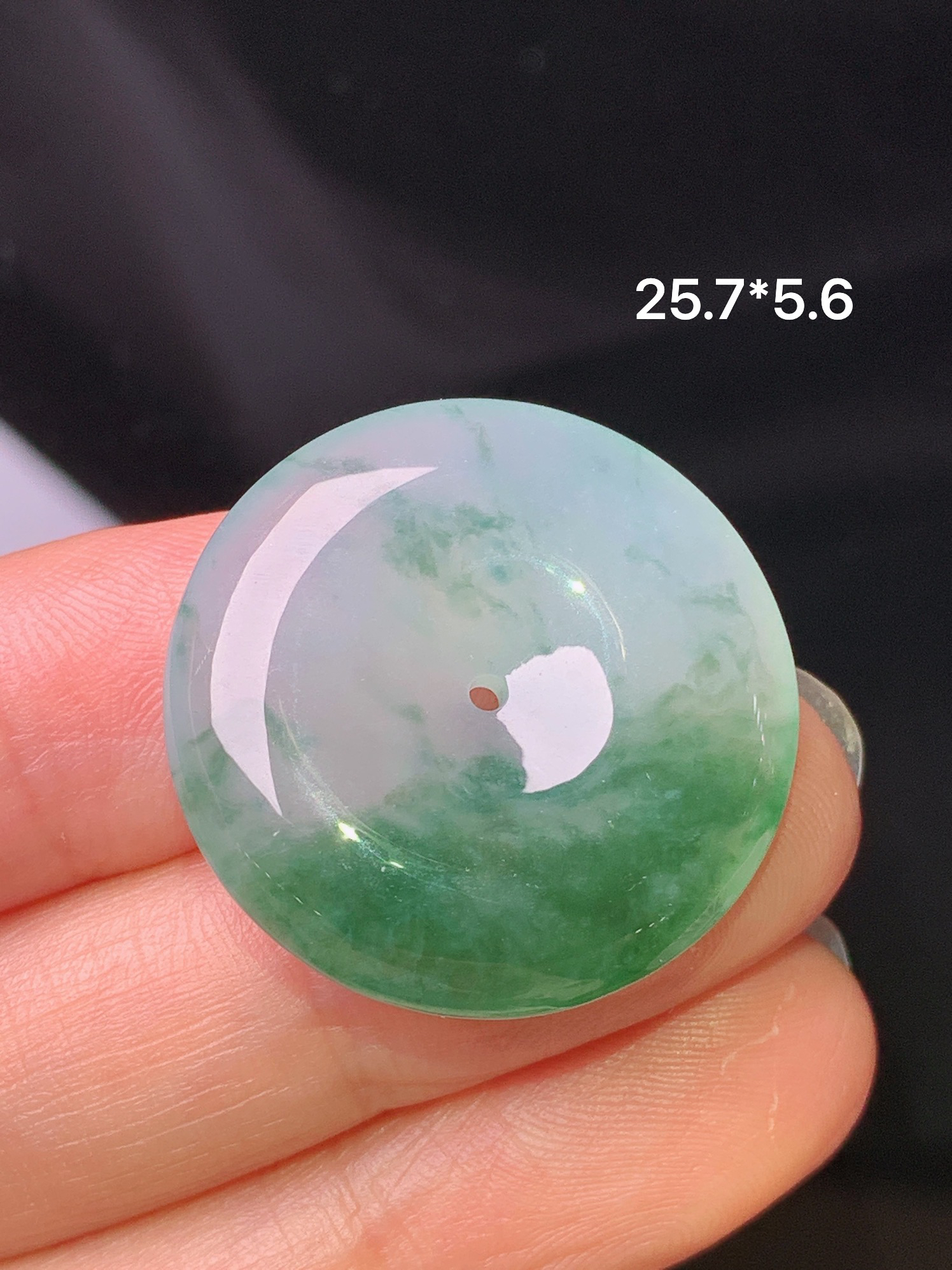 冰种飘绿平安扣吊坠 玉质细腻 色泽艳丽清新 水润亮眼 整体尺寸25.7*5.6d2