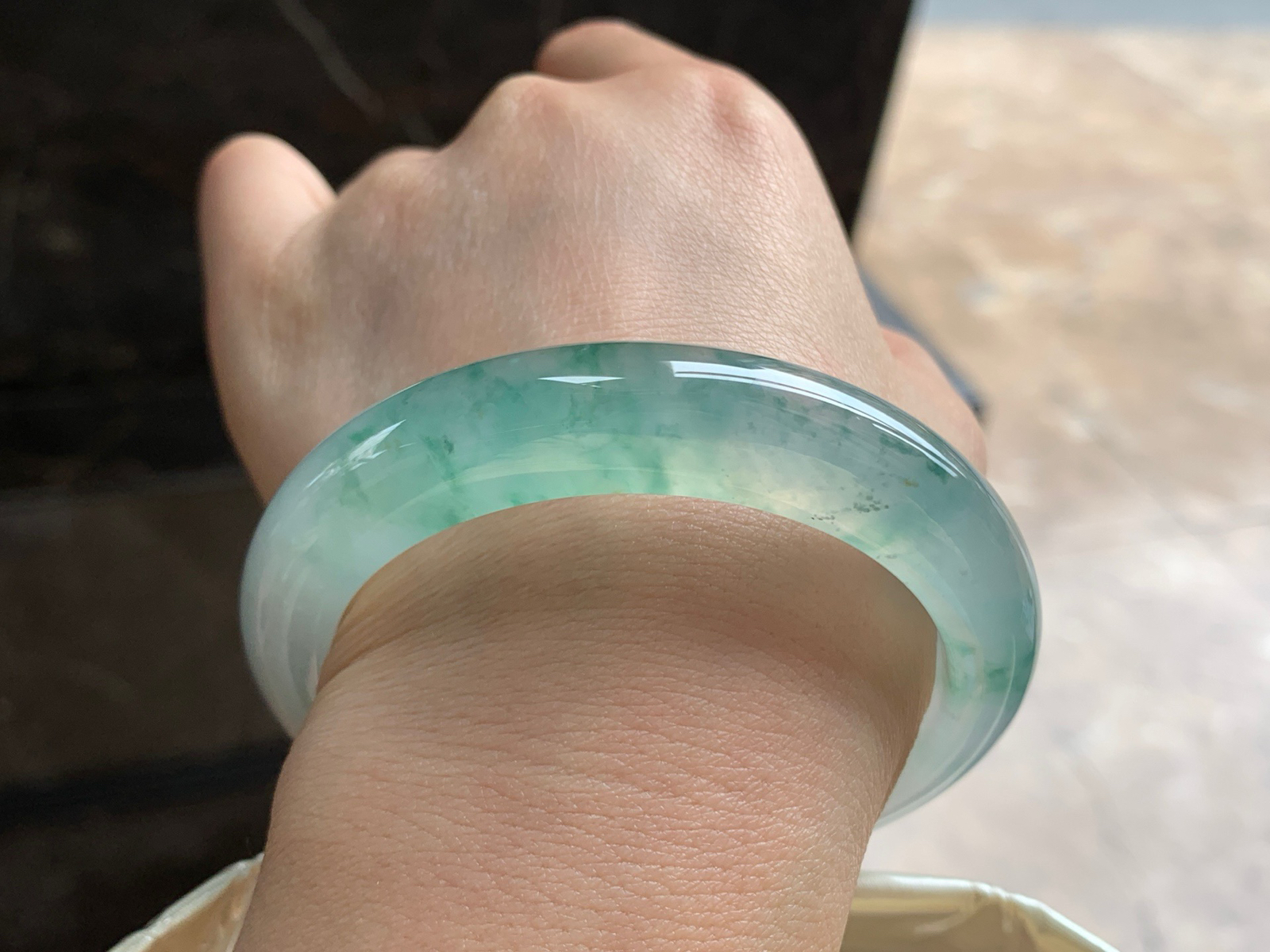 57.5-12.4-7.2

冰种飘花手镯^_^冰透