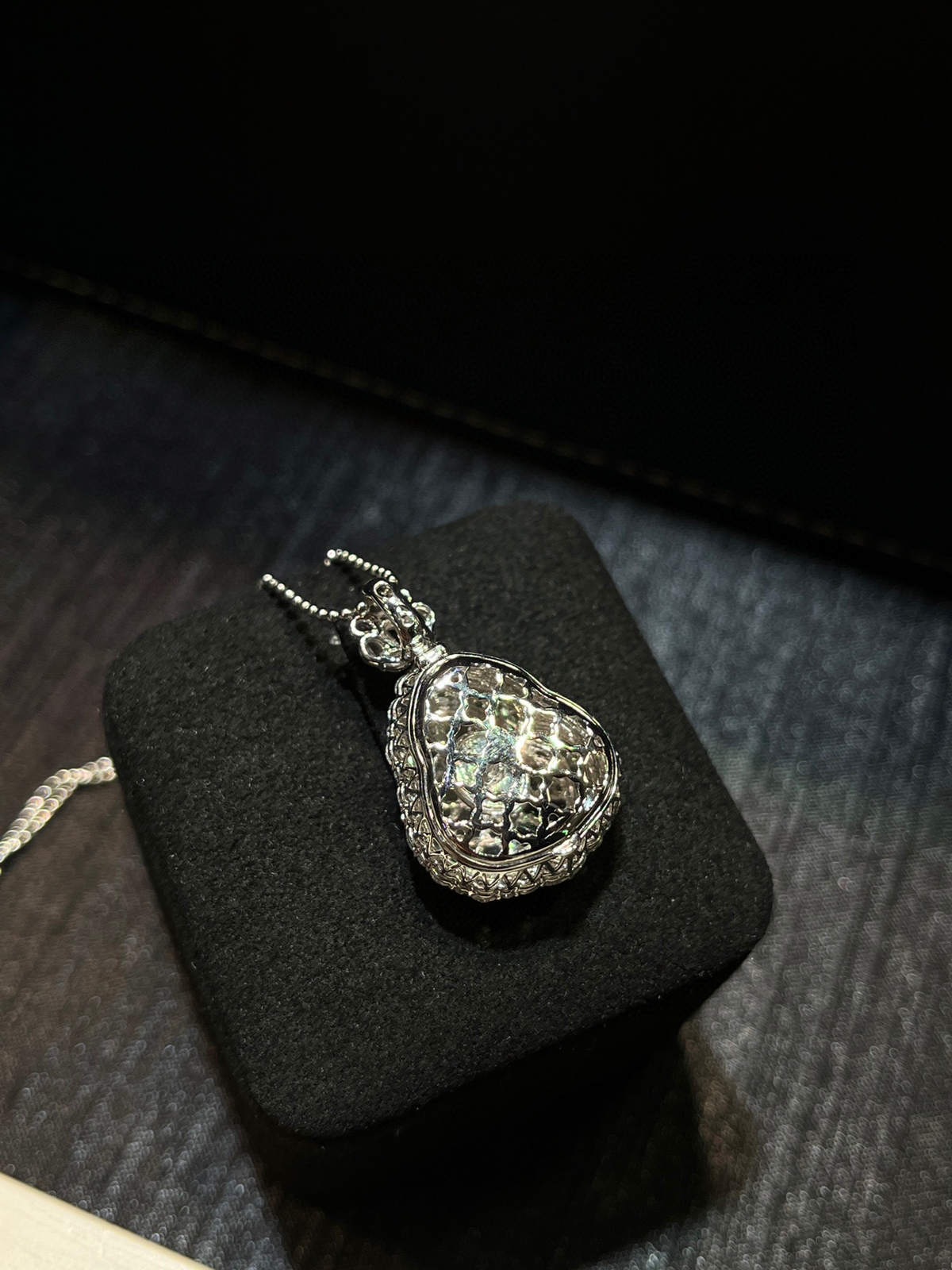 辣绿满色胖葫芦………
-

浓绿如焰，翠色欲滴，满色辣绿，莹润通透
葫芦纳福，福禄双全
18k金伴钻镶嵌