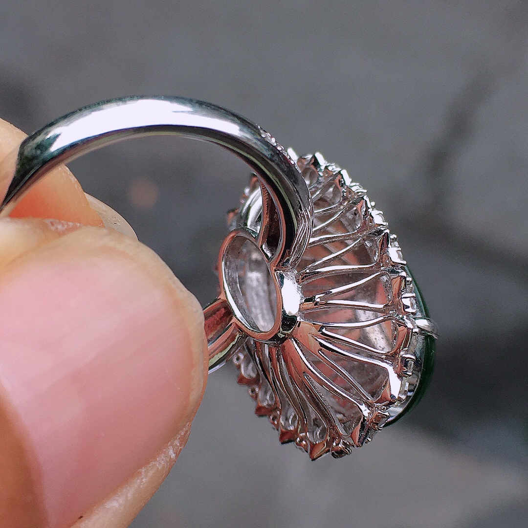 满绿蛋面戒指，色泽均匀艳丽，玉质细腻，荧光感超
强，饱满圆润，尽显优雅气质，18k
金豪华镶嵌