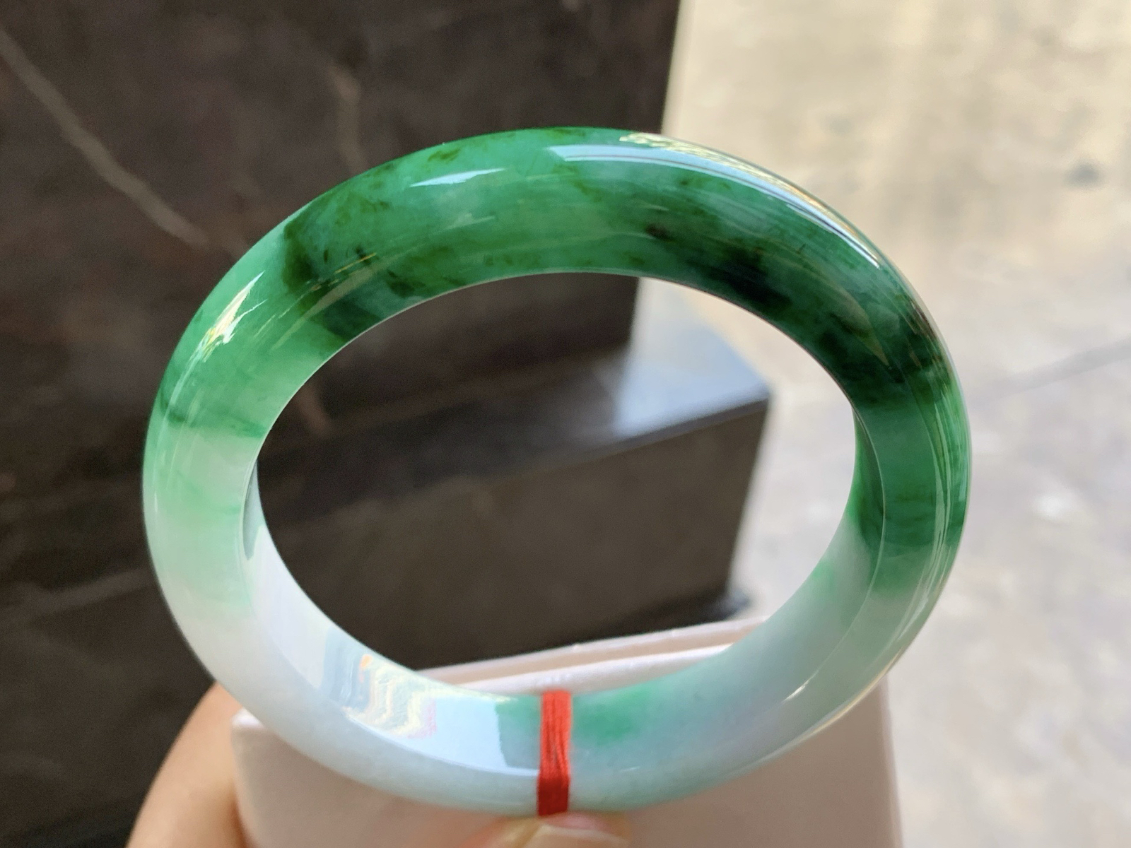 60-13.4-9.7

浓绿色手镯^_^鲜艳 玉质温润