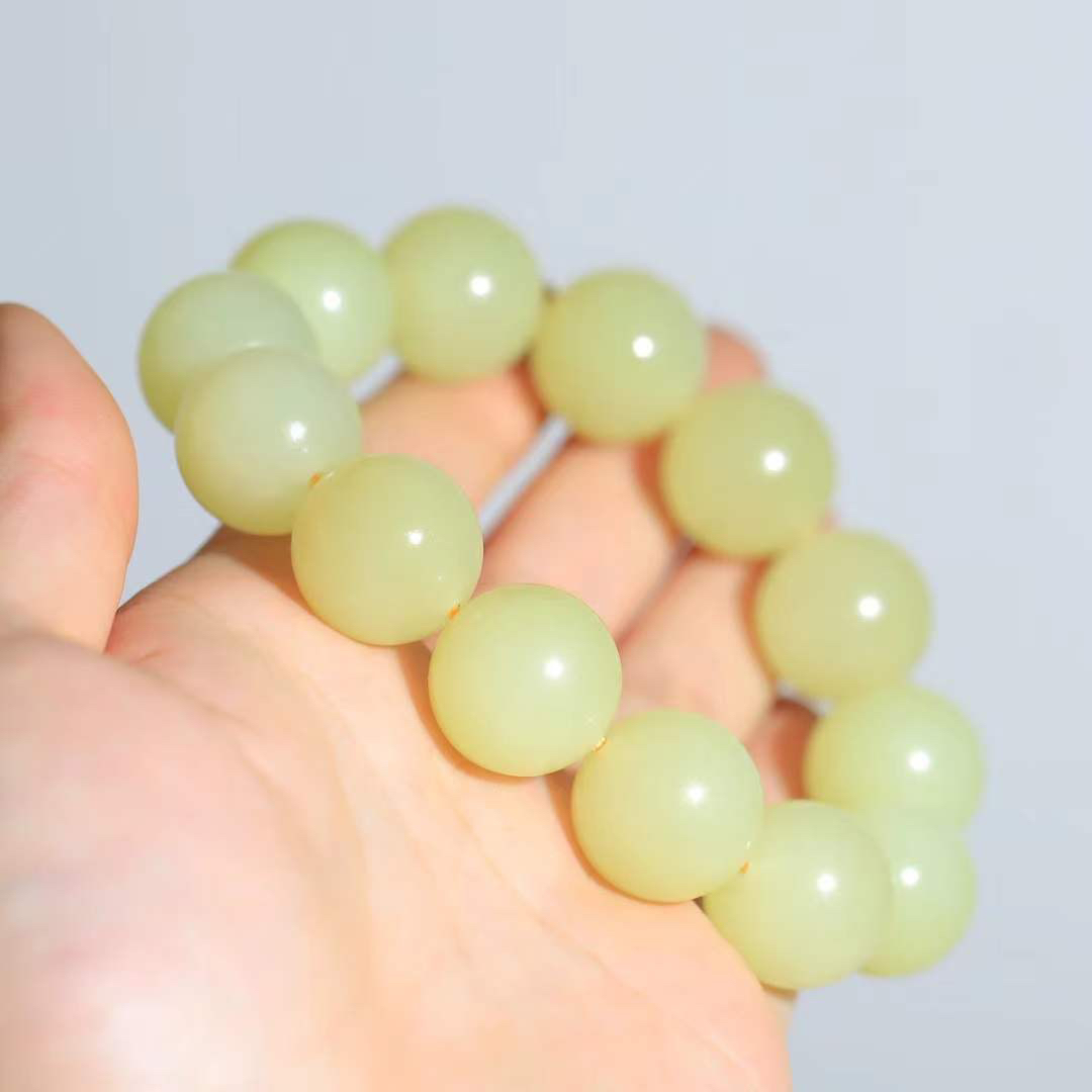 （冬日暖阳.手串）

收藏级臻品和田玉黄口料手串 质地油润，大气雅致，清风明月潺潺，浮浮洗尽铅华随于心，净于念……重118.6克  尺寸取一17.8mm fDL-9949304yy