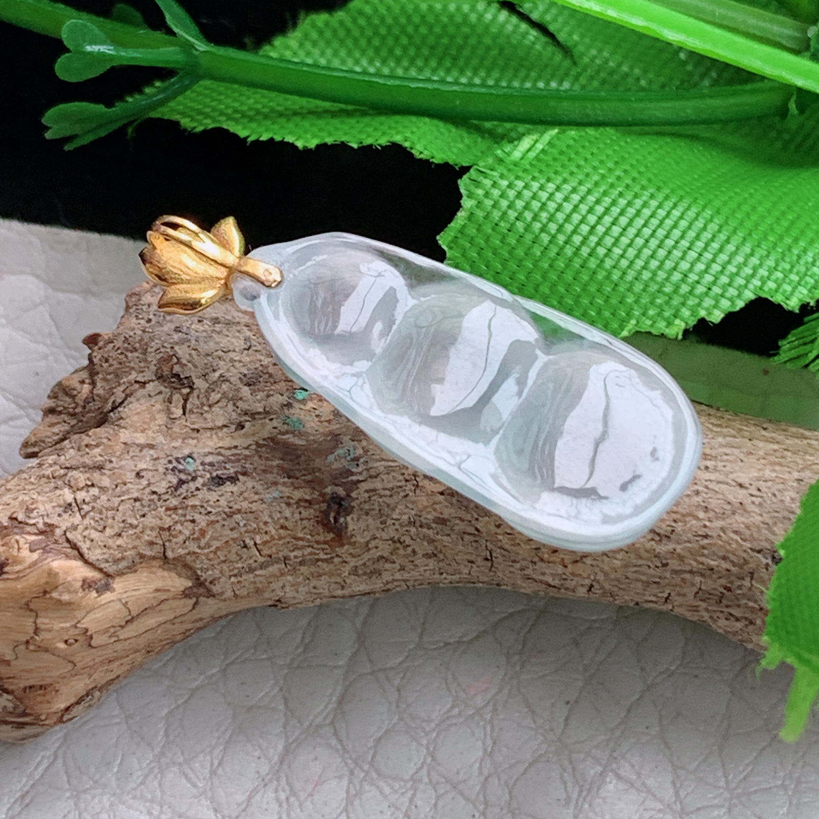 xo实拍28.5*10.6*5.8缅甸翡翠a货冰种起光平安豆 翡翠豆荚 状元豆玉挂件 玉坠